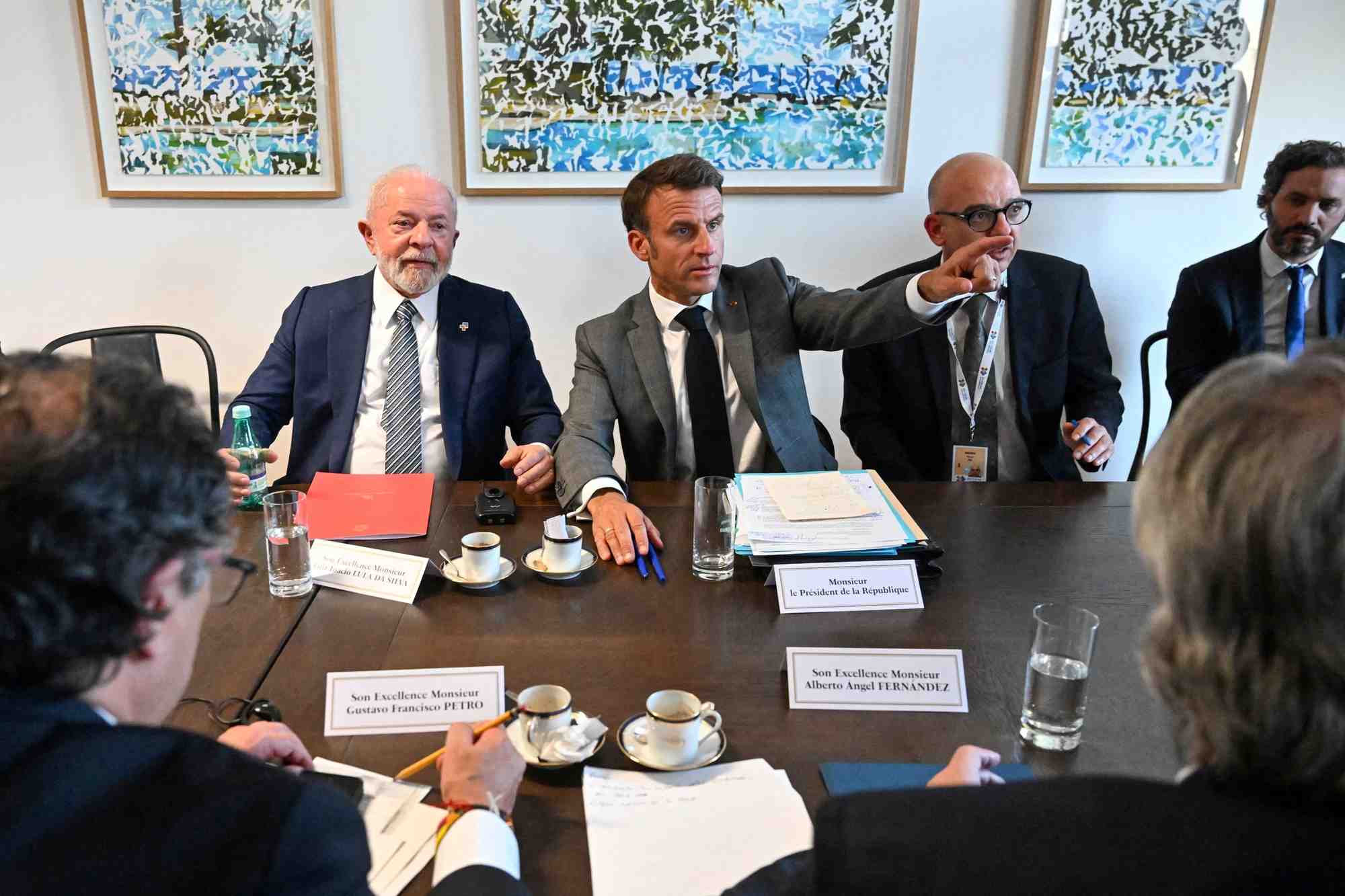 Emmanuel macron avec lula (a gauche)