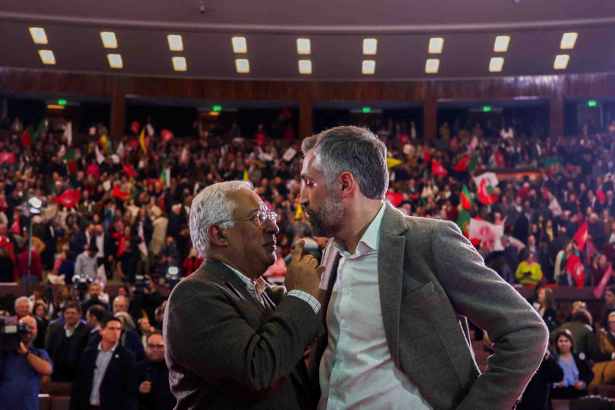 Le premier ministre portugais antonio costa et le secretaire general du parti socialiste (ps) pedro nuno santos