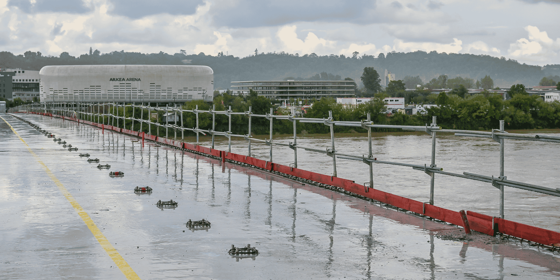 Les équipes de Colas Ouest poseront dans les prochains jours un enrobé spécial sur le tablier du pont Simone Veil. Le 6e franchissement bordelais de la Garonne sera mis en service cet été.