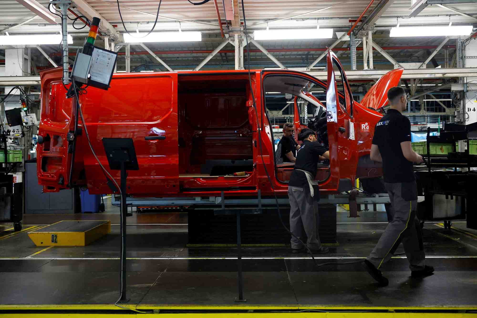 Des employes travaillent sur la chaine de montage des vehicules renault trafic a l'usine automobile renault sandouville