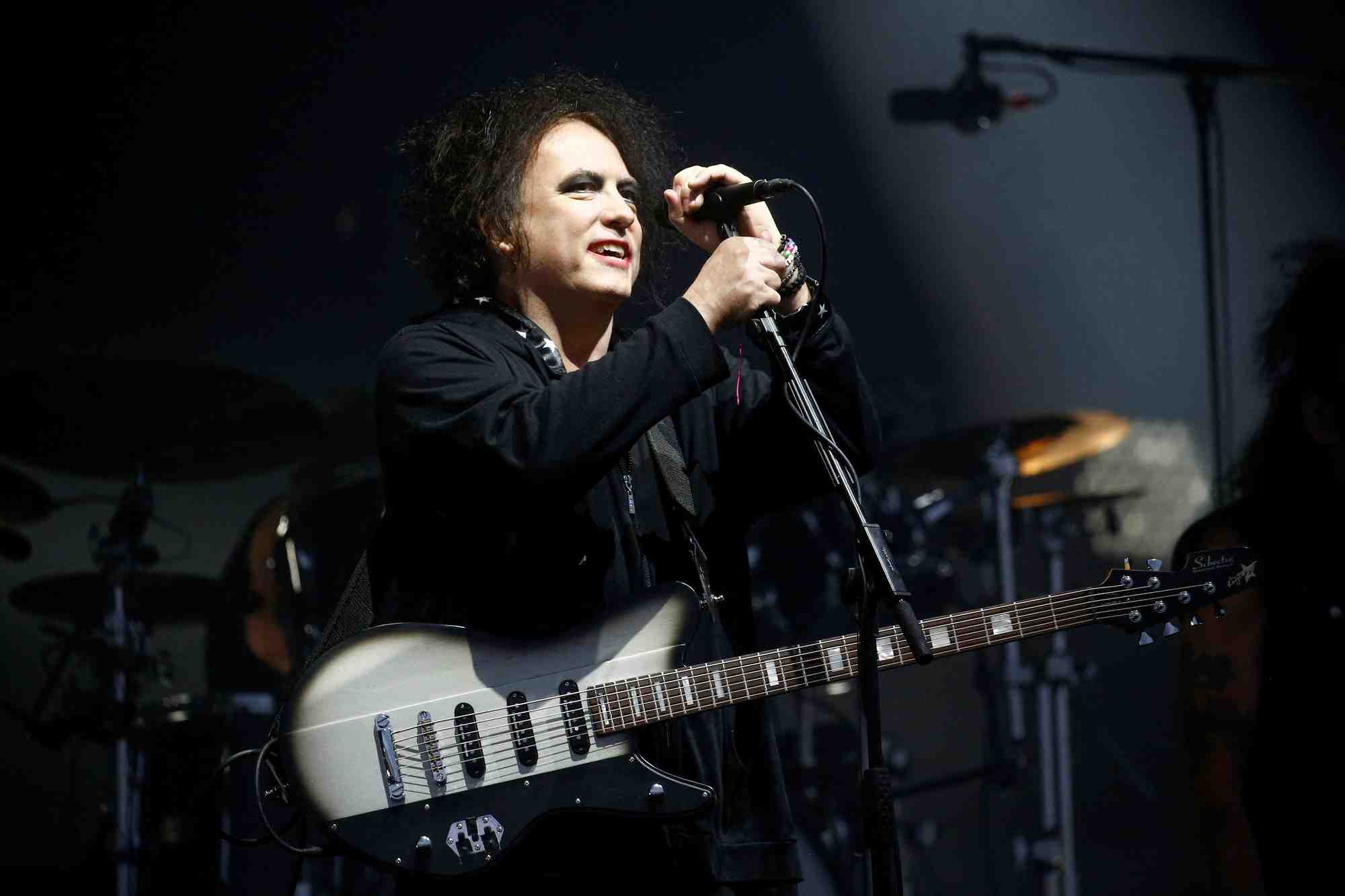 Robert smith du groupe britannique the cure au festival de glastonbury