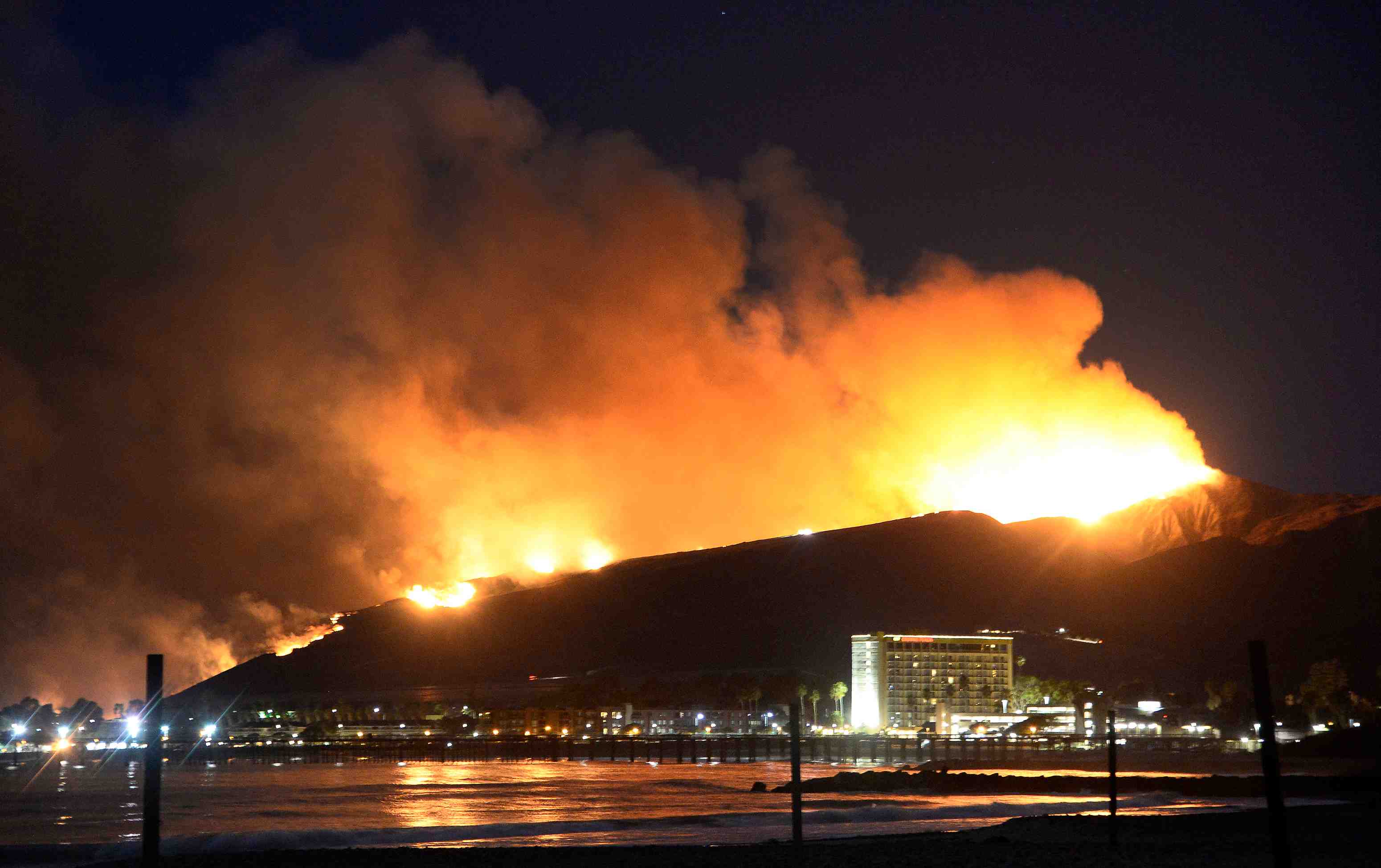Incendie spectaculaire au nord de los angeles