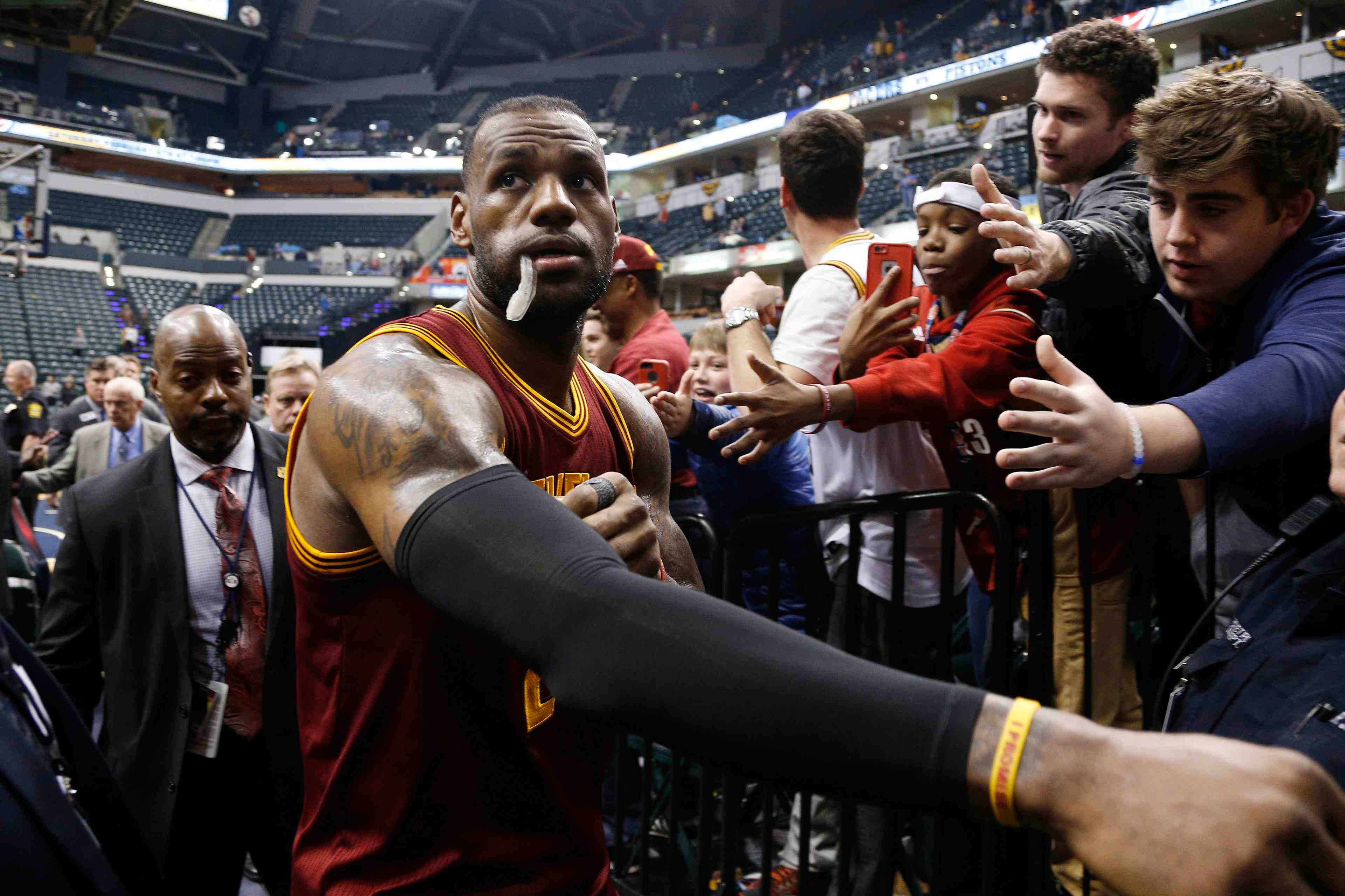 Cleveland trace sa route, les spurs retrouvent le sourire