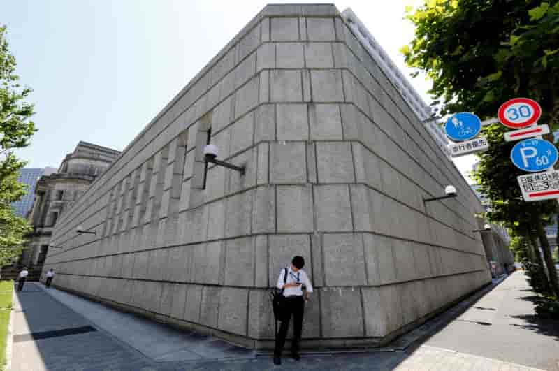 La banque du japon maintient sa politique, dissension au conseil