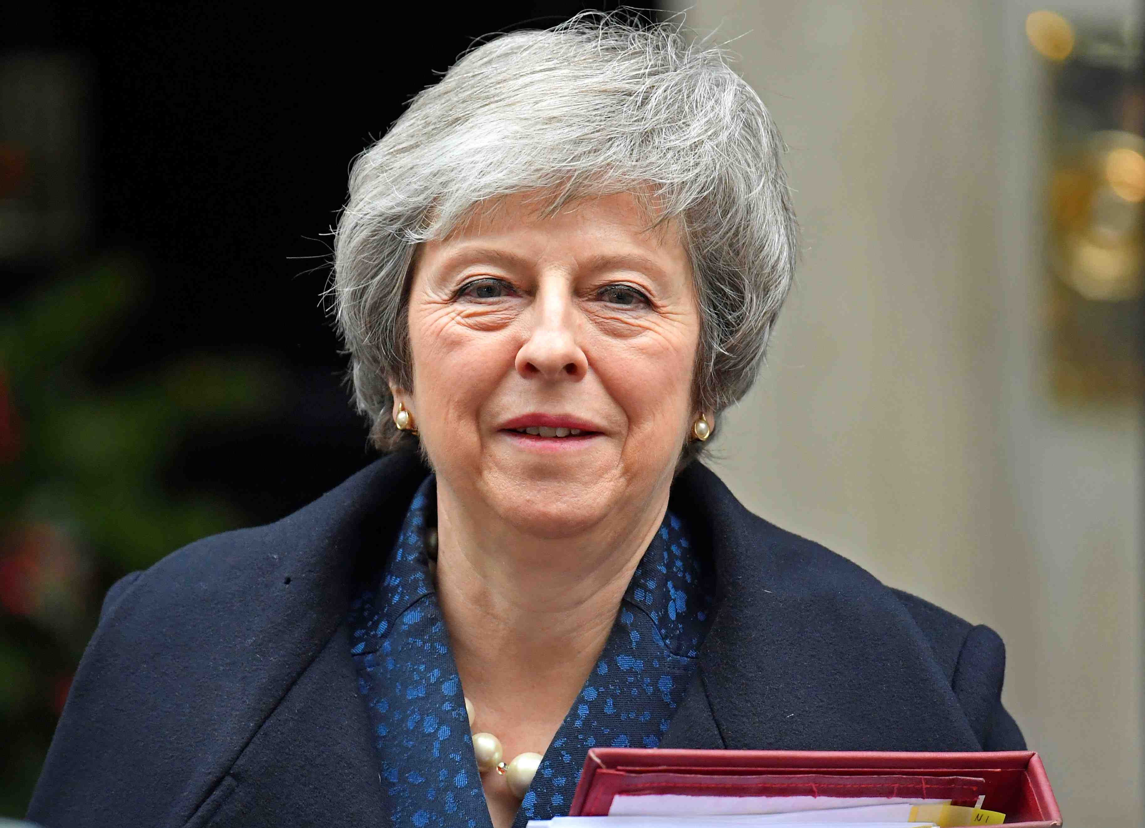 Brexit: may echappe a une motion de defiance des conservateurs