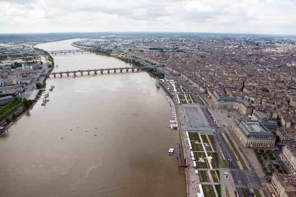 Le paradoxe bordelais : la ville séduit les cadres en mal de mobilité mais la flambée immobilière conjuguée à un tissu économique très atomisé génèrent des effets négatifs