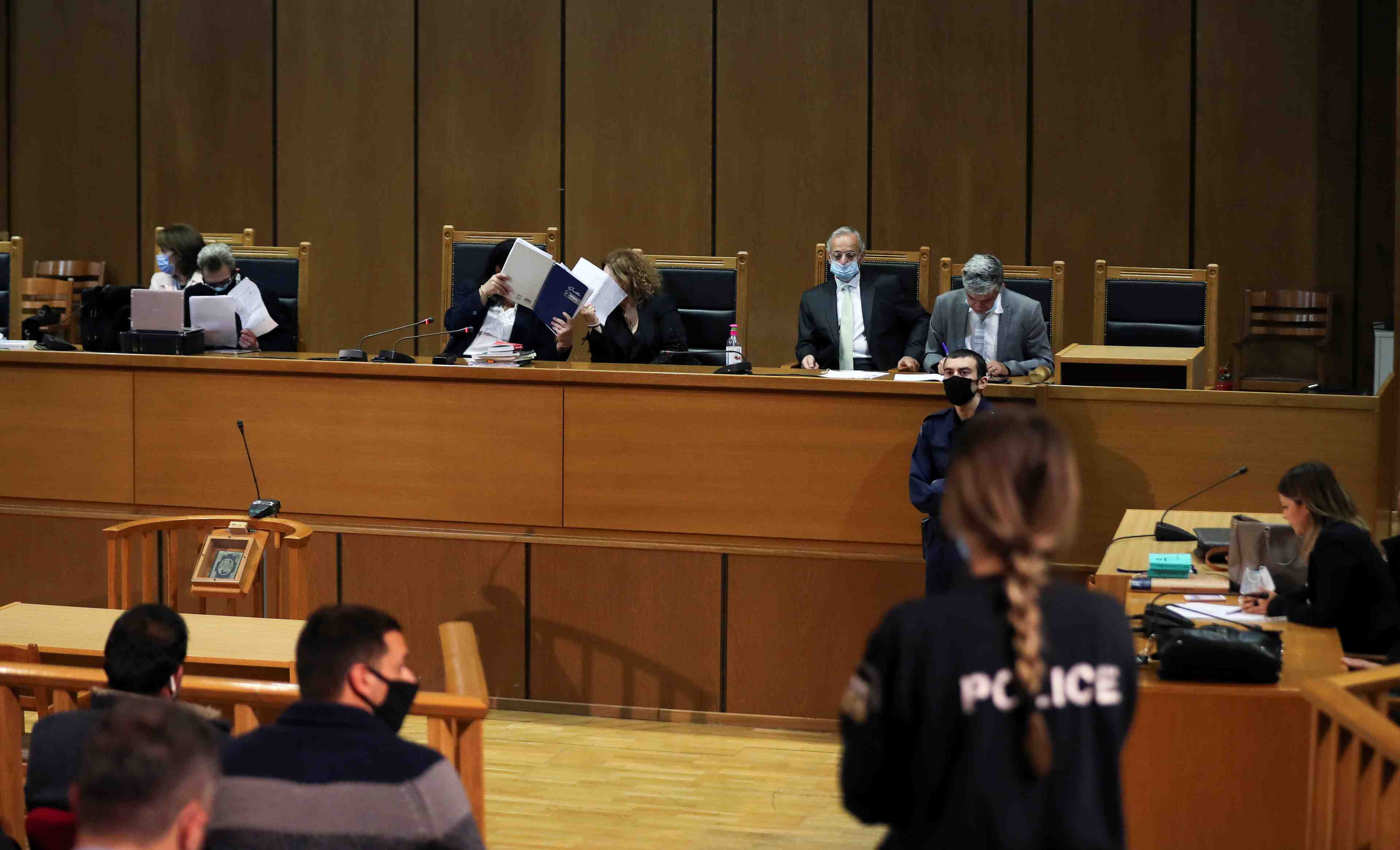 La justice grecque ordonne le placement en detention des dirigeants d'aube doree