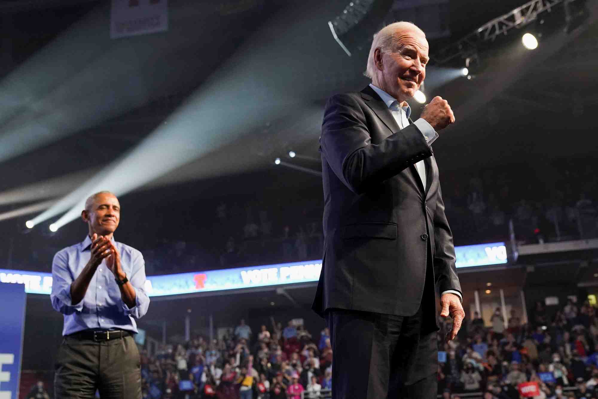Le president americain joe biden et l'ancien president barack obama assistent a une campagne a philadelphie, pennsylvanie