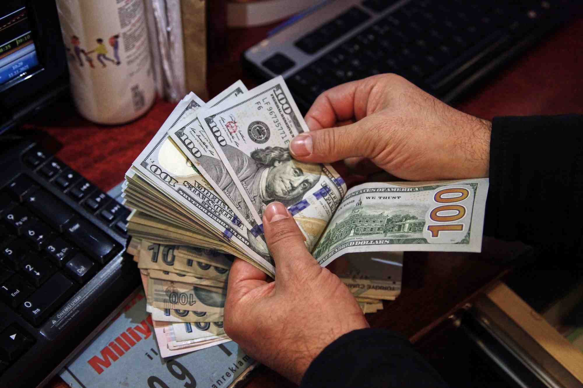 Des billets en dollars americains dans un bureau de change