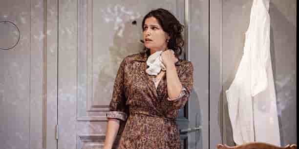 Laetitia Casta, unique, parvient à imposer en douceur une personnalité très forte.