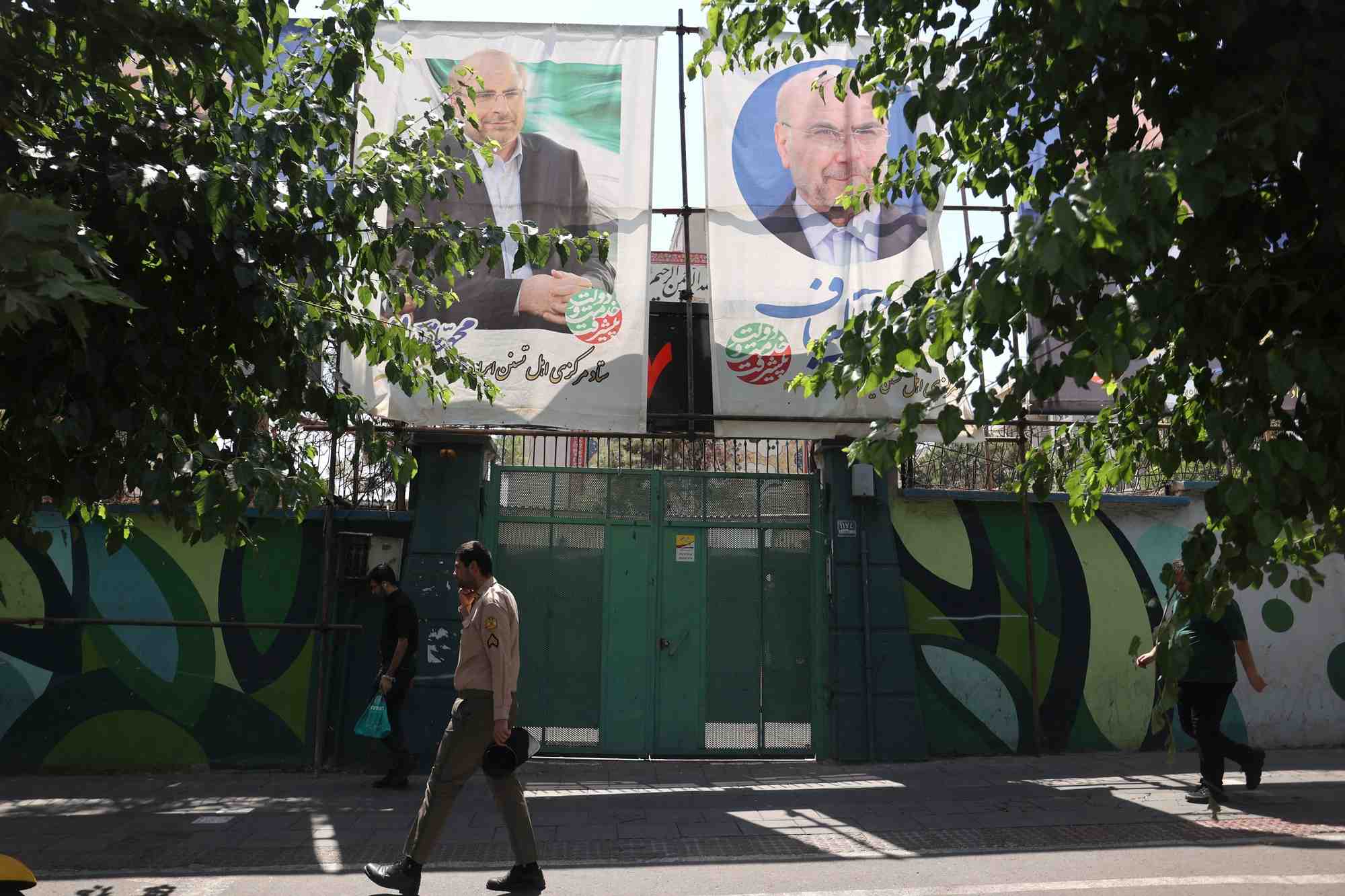 Des affiches electorales bordent les rues de teheran