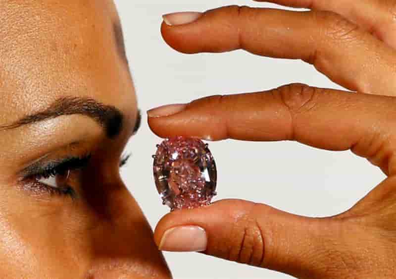 Le plus gros diamant rose vendu aux enchères à un prix record