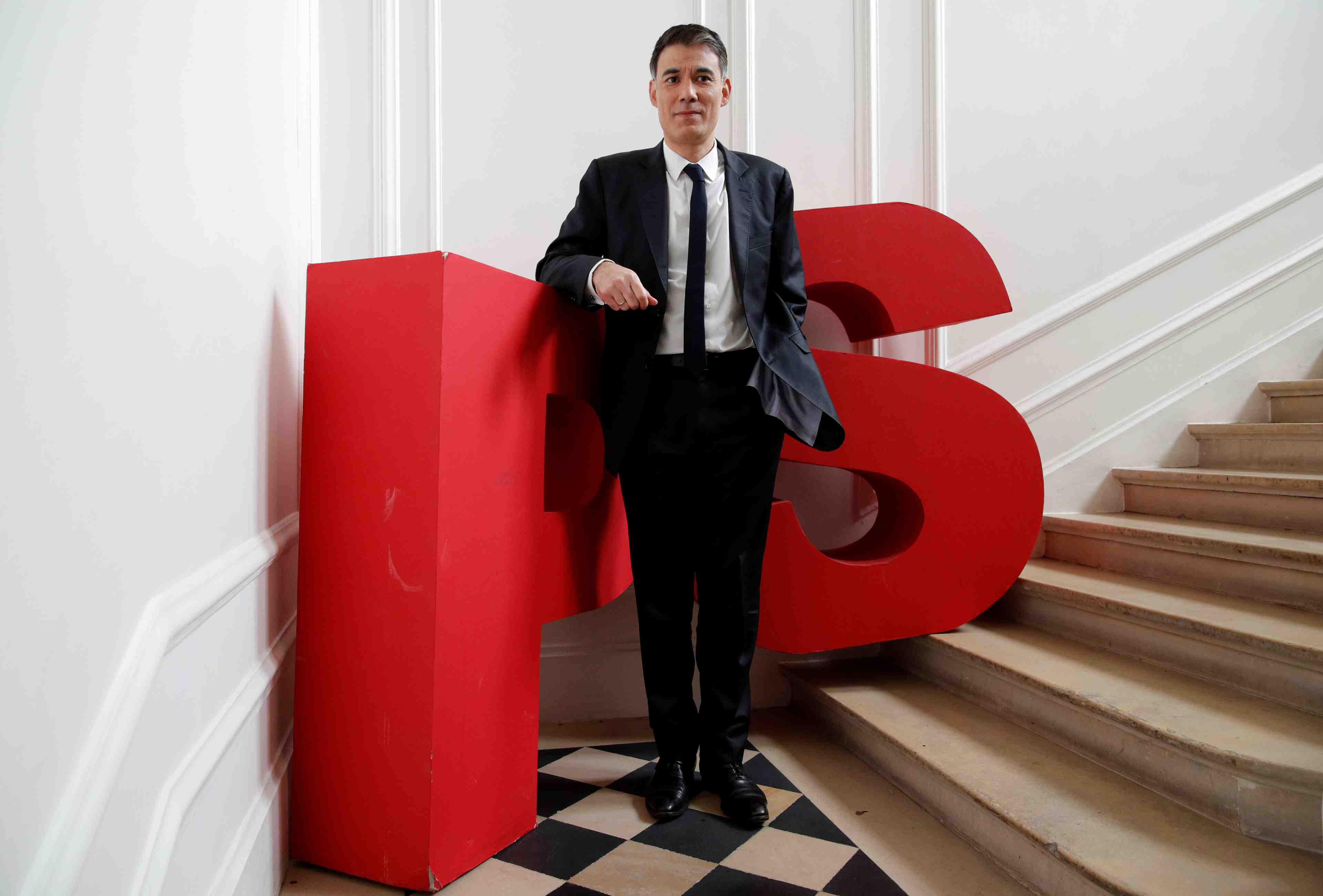 Le n°1 du ps accuse macron de trahison, rehabilite hollande