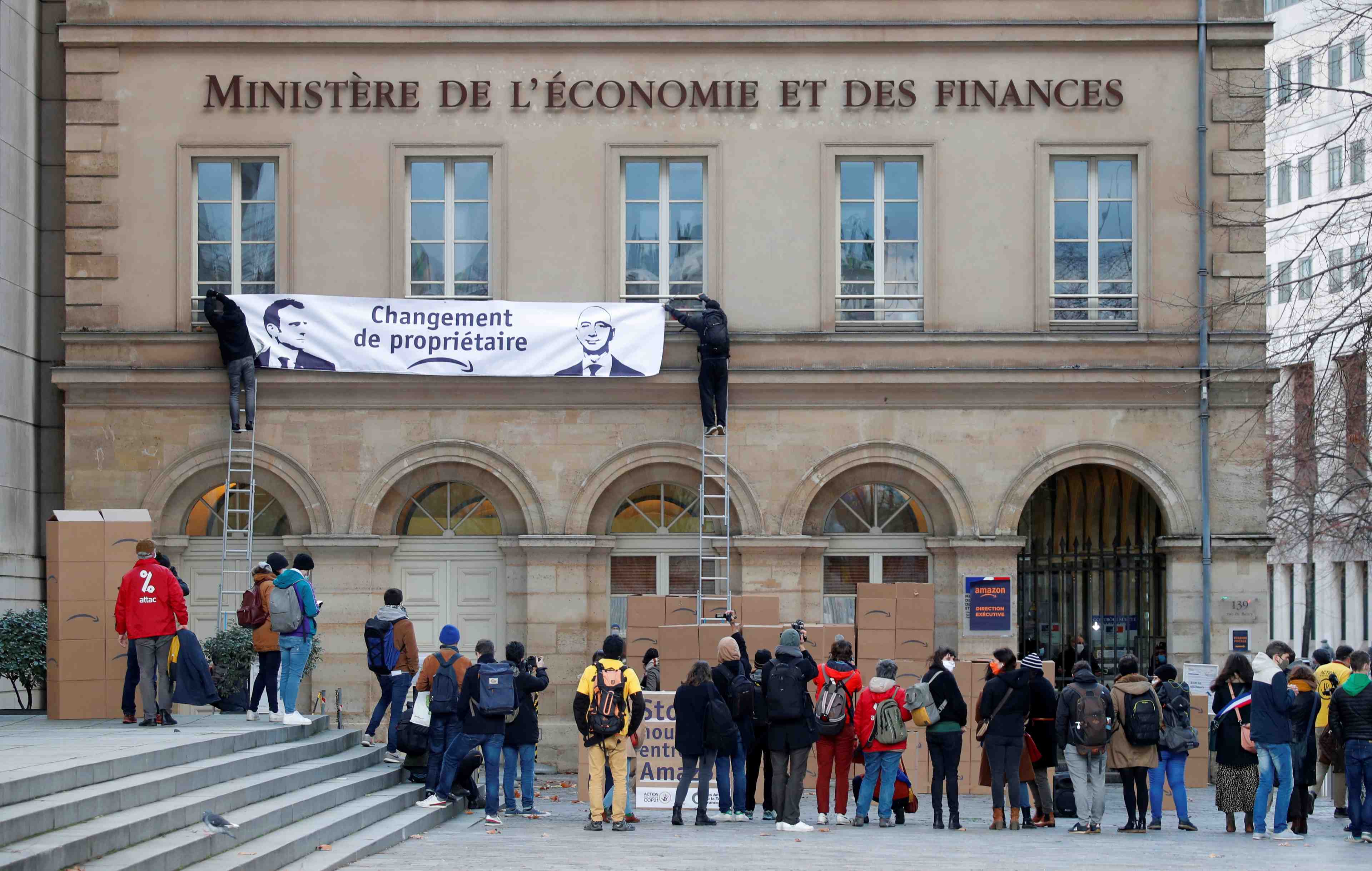 Des militants reclament l'arret du developpement d'amazon en france