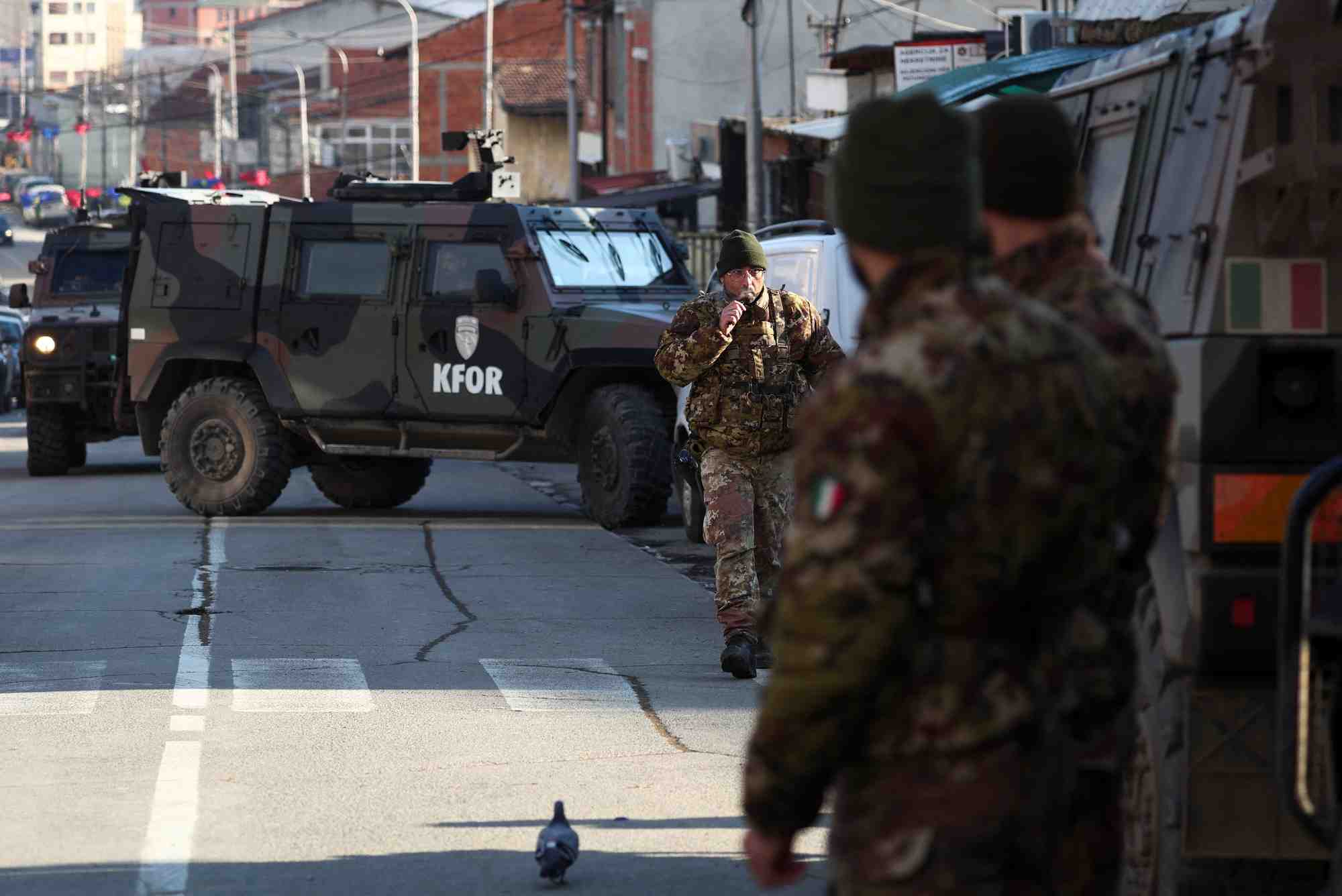 Un barrage routier dans la partie nord de la ville de mitrovica, au kosovo