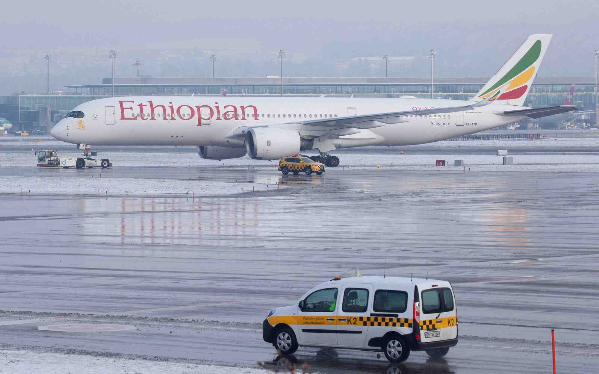 Un airbus a350-941 d'ethiopian airlines est tire par un tracteur de refoulement a l'aeroport de zurich pres de ruemlang