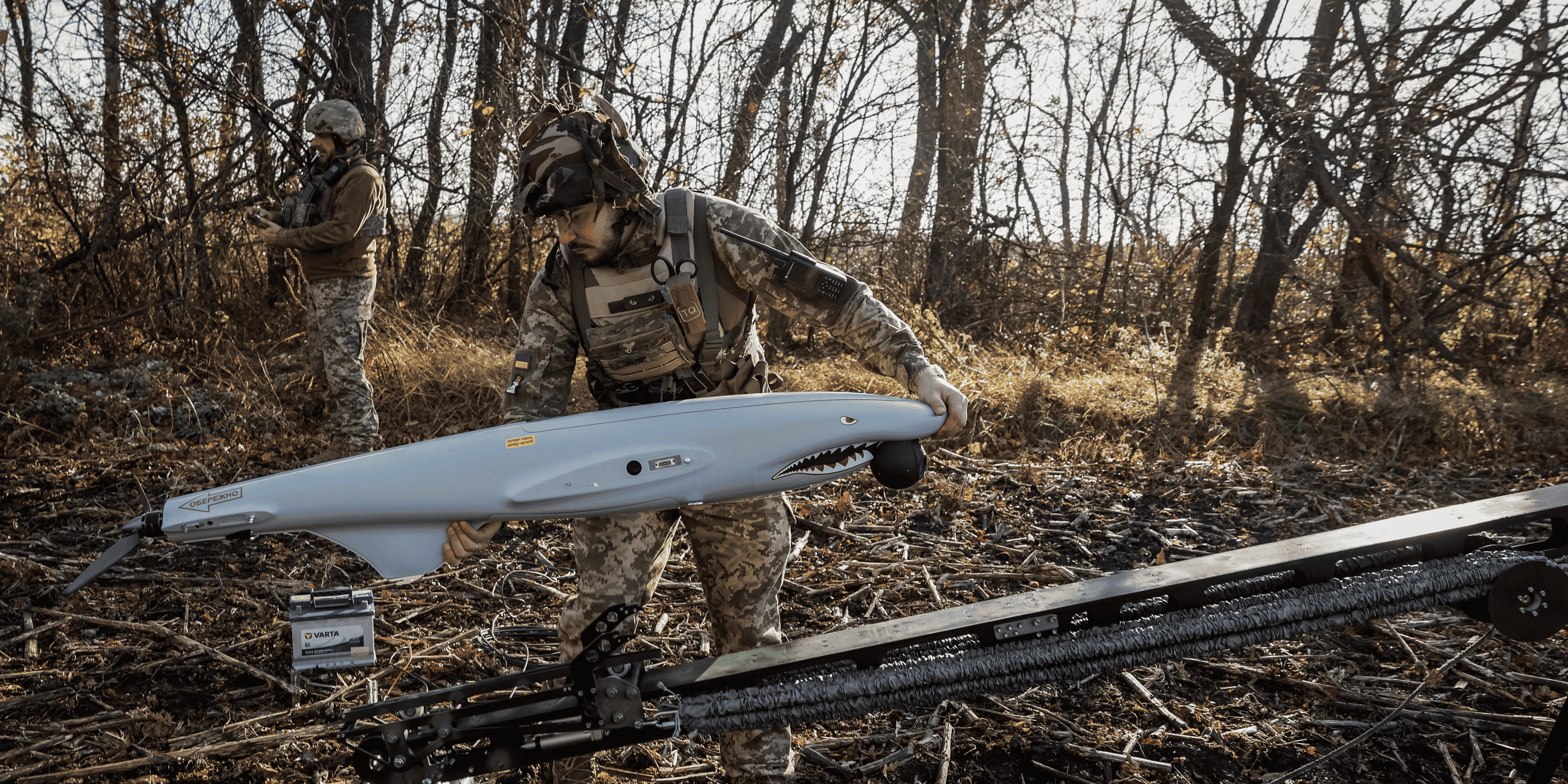 Un militaire des forces armees ukrainiennes installe un drone "shark" avant de le lancer dans la region de kharkiv