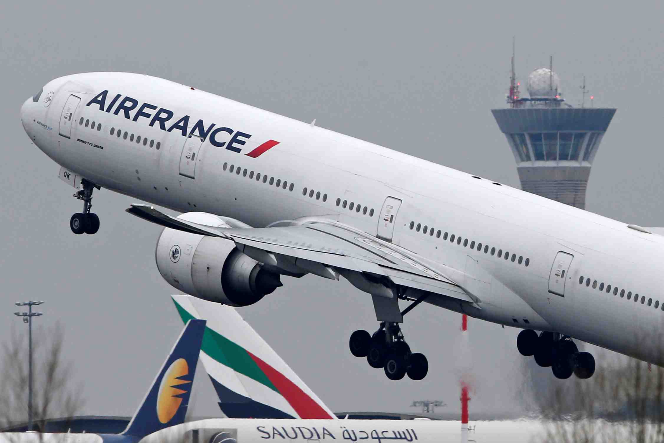 Air france prevoit d'assurer 75% de ses vols mardi