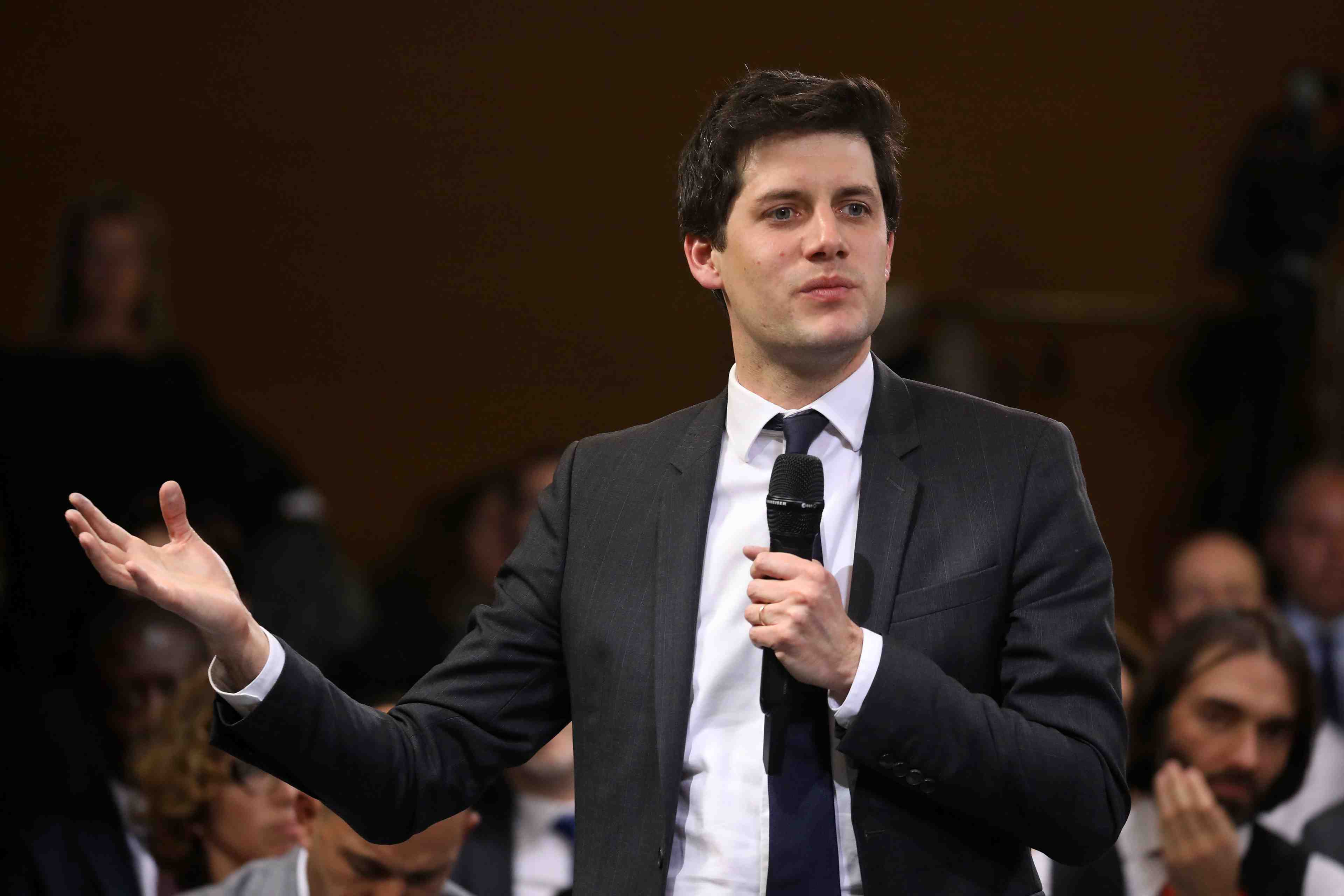 Le gouvernement defend sa politique banlieues face aux doutes