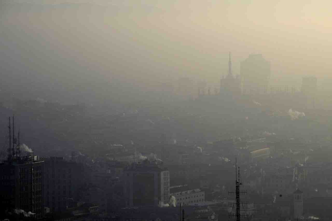 Dans le Nord de l'Italie ont été observées des "accélérations anormales" de l'expansion de l'infection, "coïncidant de manière évidente, à une distance de deux semaines, avec les concentrations les plus élevées de particules atmosphériques".