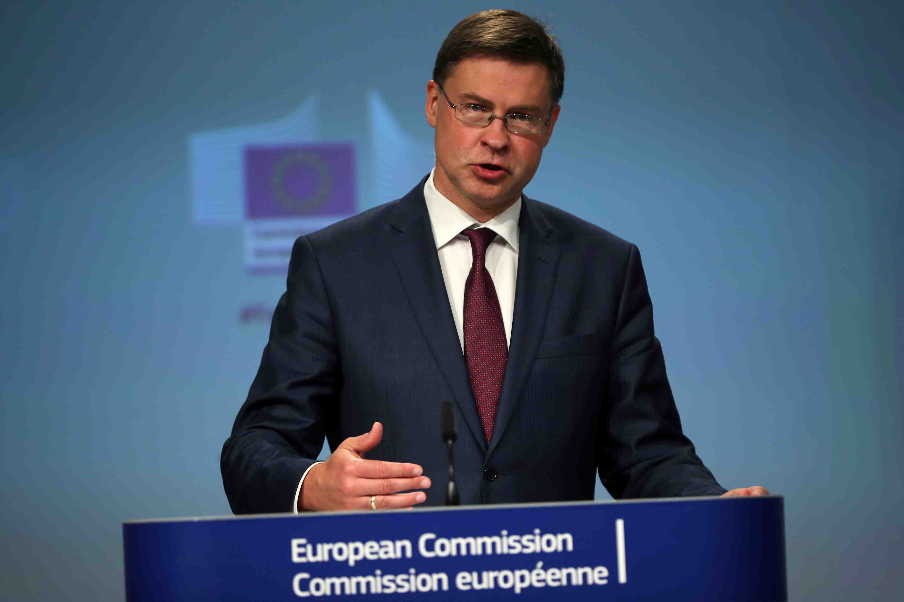 La commission europeenne prete a adopter de nouvelles mesures de soutien, dit dombrovskis