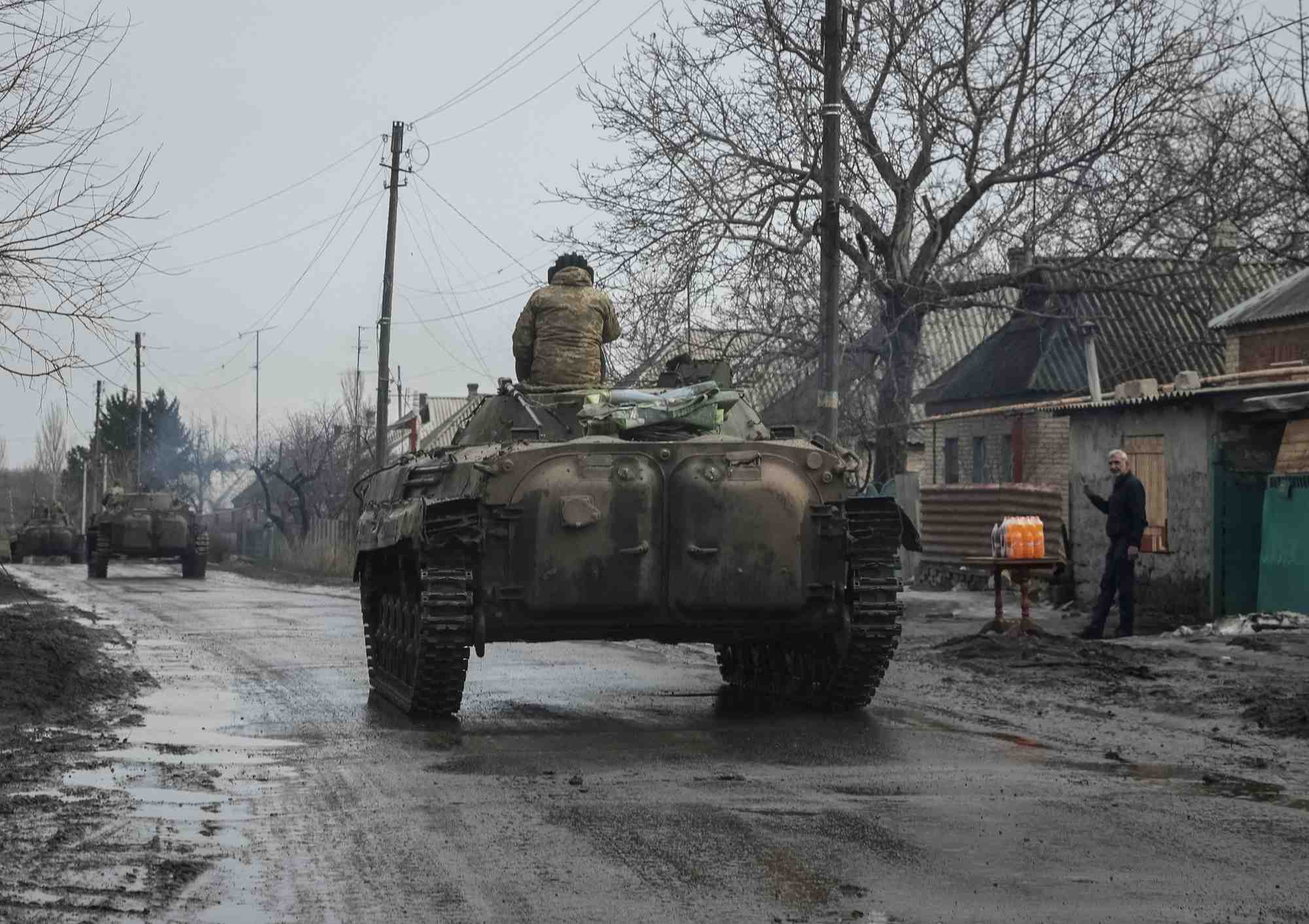 Des membres des services ukrainiens montent des vehicules de combat d'infanterie bmp-2 pres de bakhmut