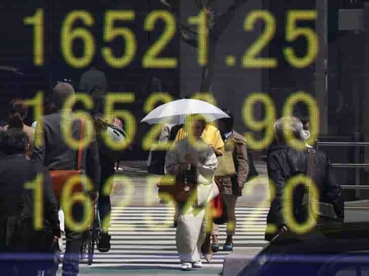 Tokyo termine en baisse
