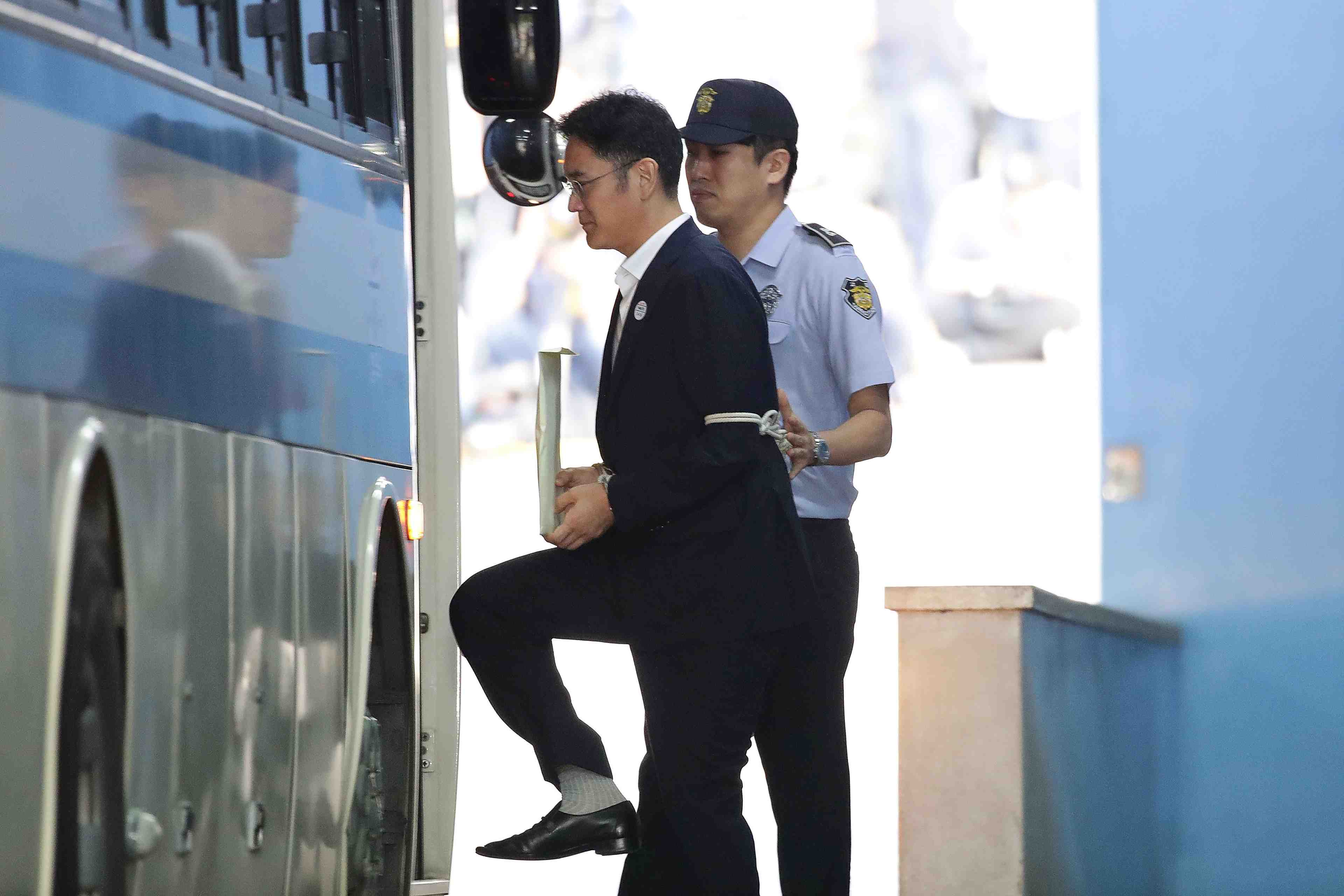 L'heritier de l'empire samsung condamne a 5 ans de prison