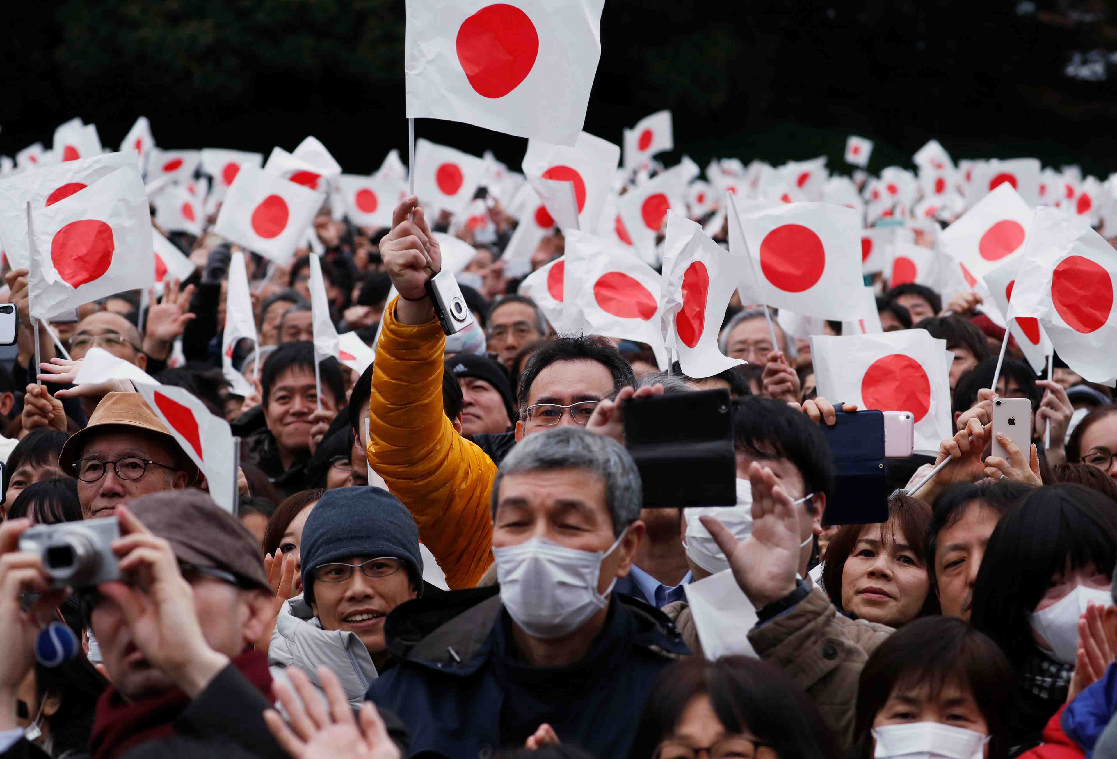 Foule record a tokyo pour le 85e anniversaire de l'empereur