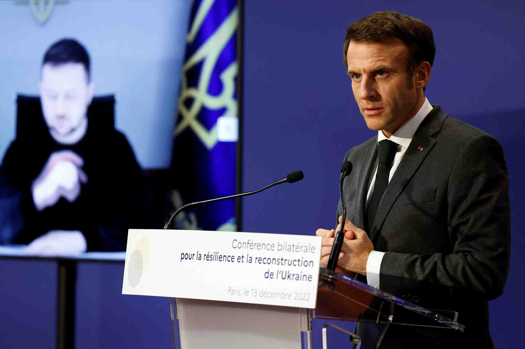 Le president francais emmanuel macron et le president ukrainien volodymyr zelensky lors d'une visioconference