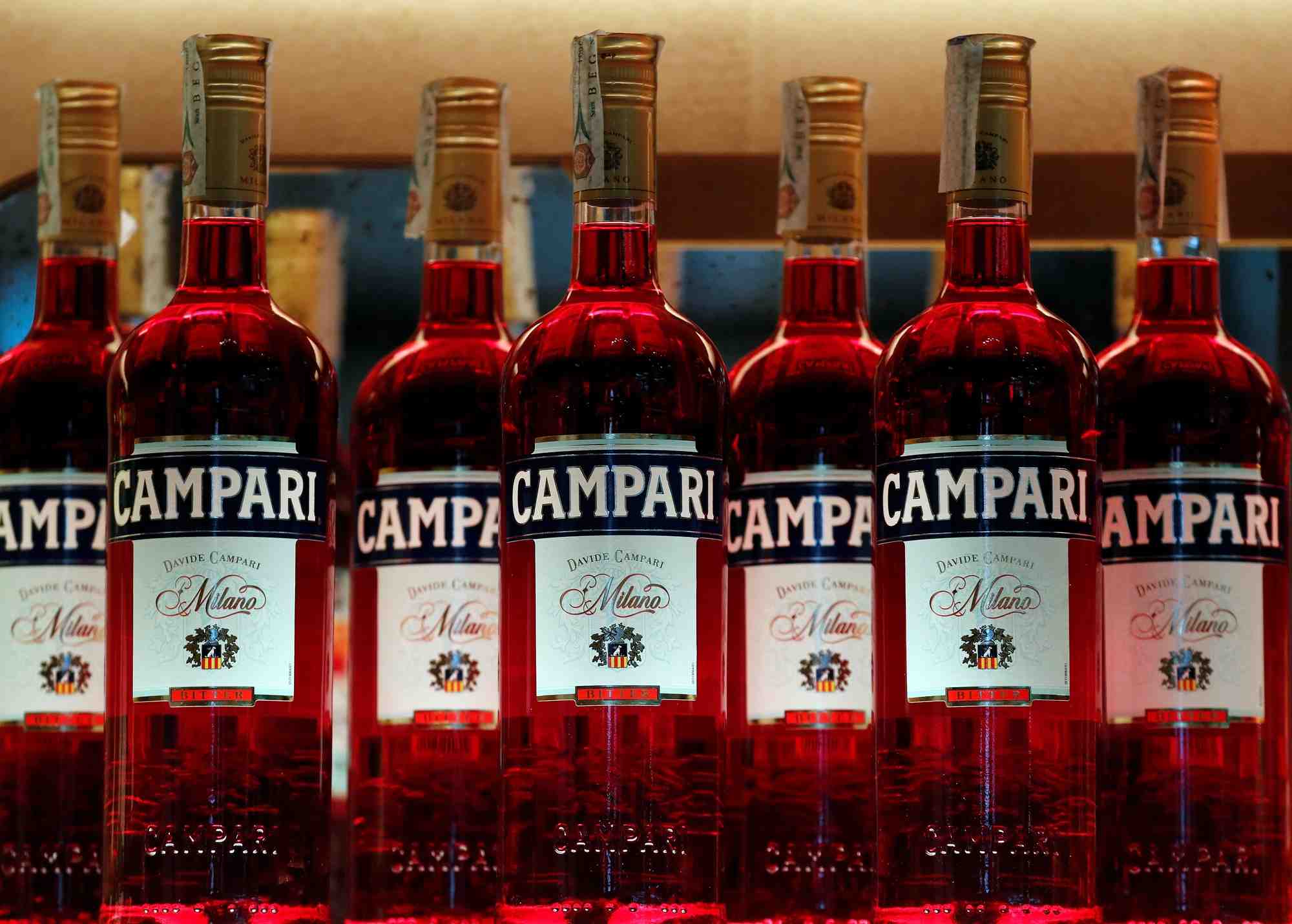 Des bouteilles de campari sont visibles dans un bar du centre-ville de milan