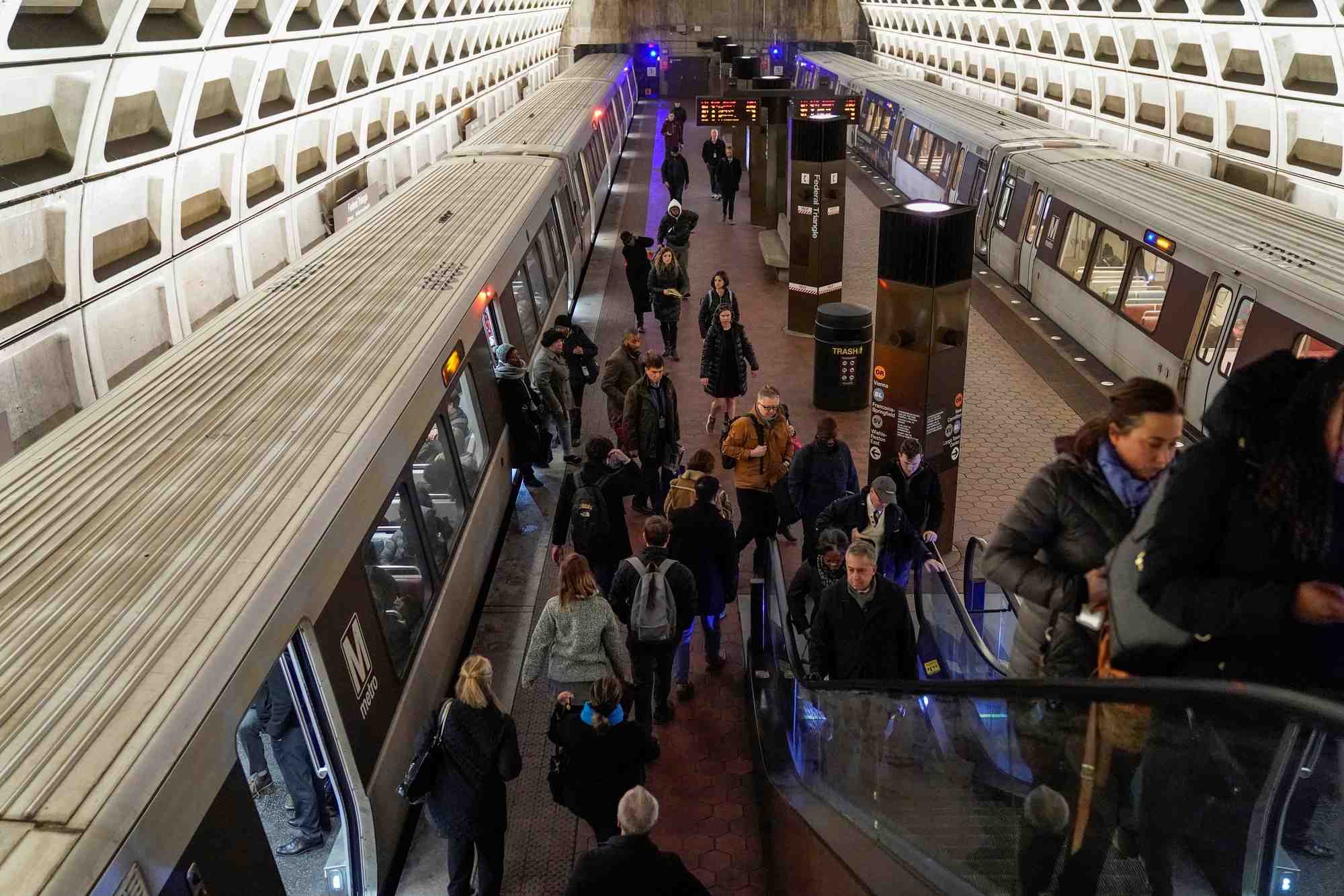 Des passagers sortant du metro de washington, aux etats-unis