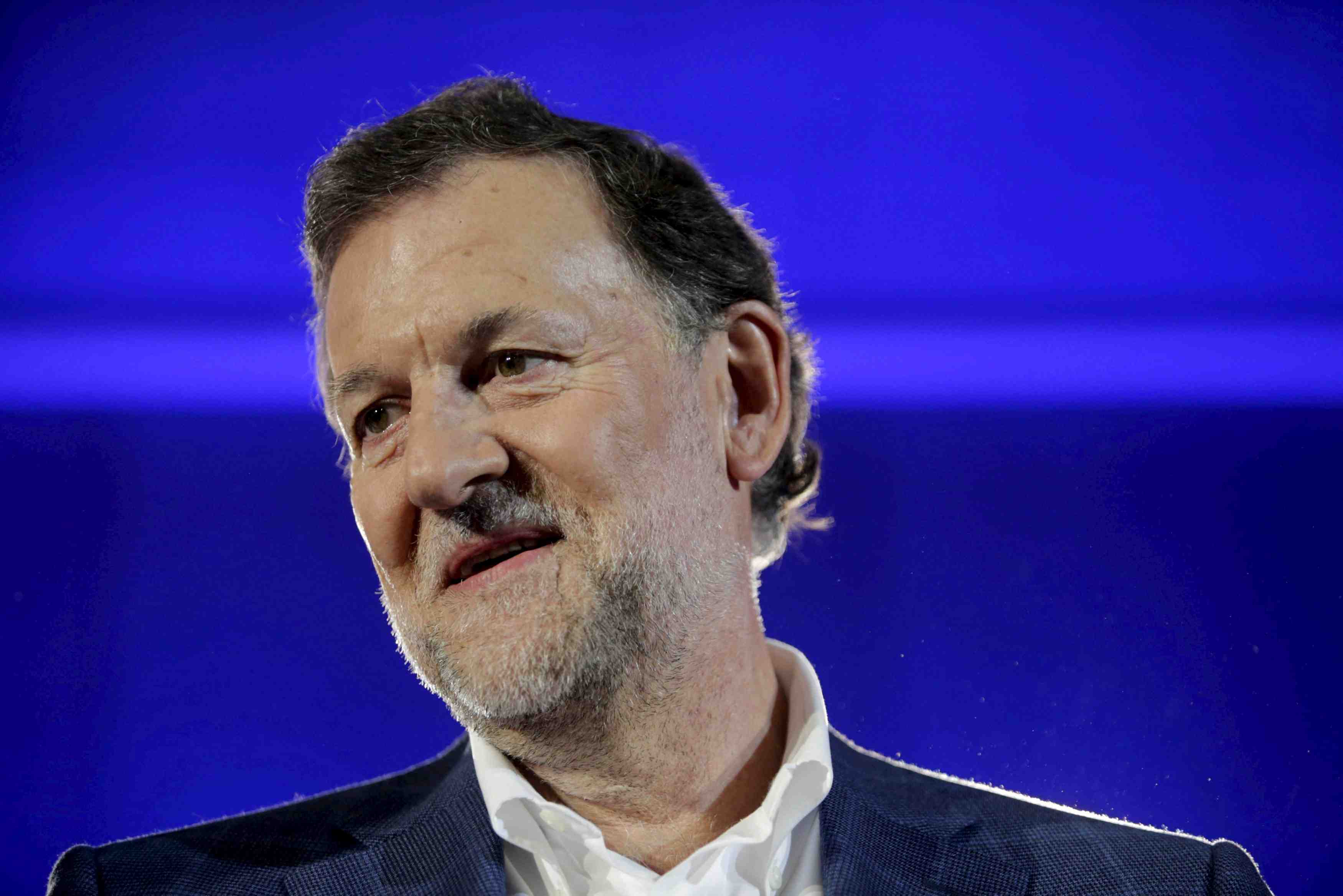 Mariano rajoy frappe au visage lors d'un deplacement electoral