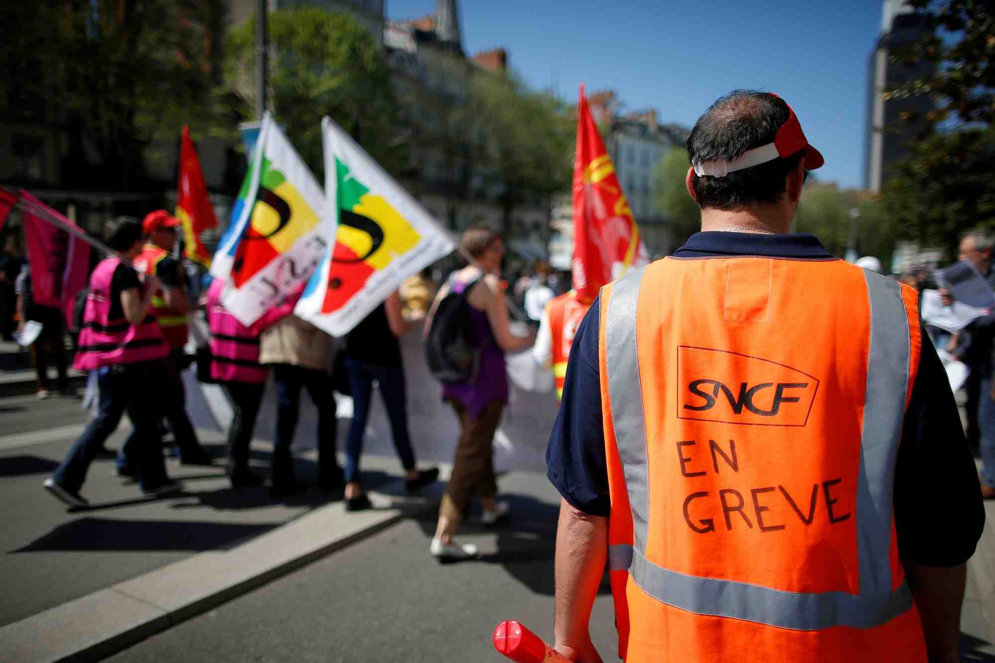 Les syndicats de la SNCF prévoient de se mobiliser pour protéger les conditions sociales des futurs ex-salariés de Fret SNCF.