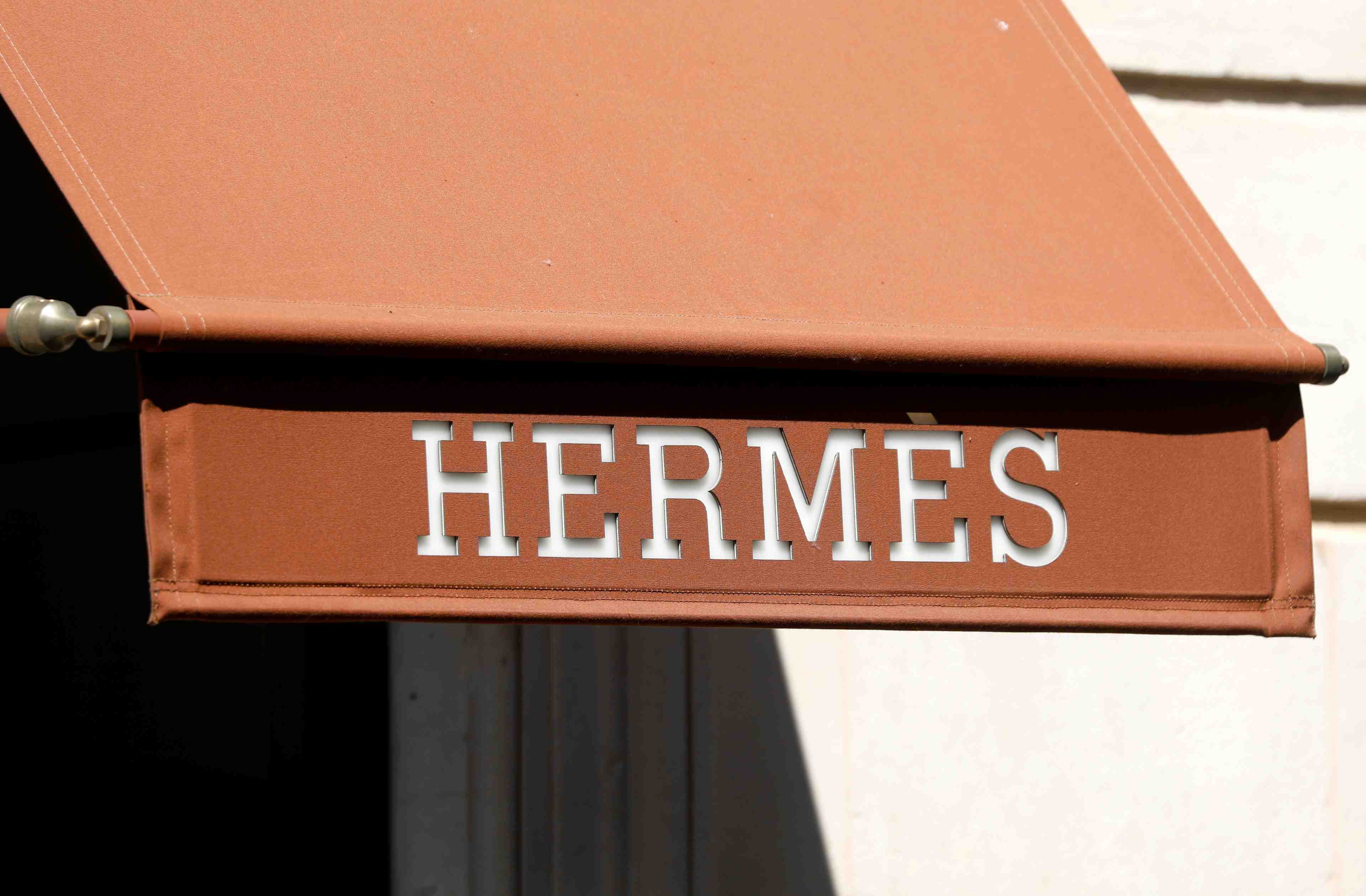 Hermes: l'activite et la marge operationnelle chutent au deuxieme trimestre