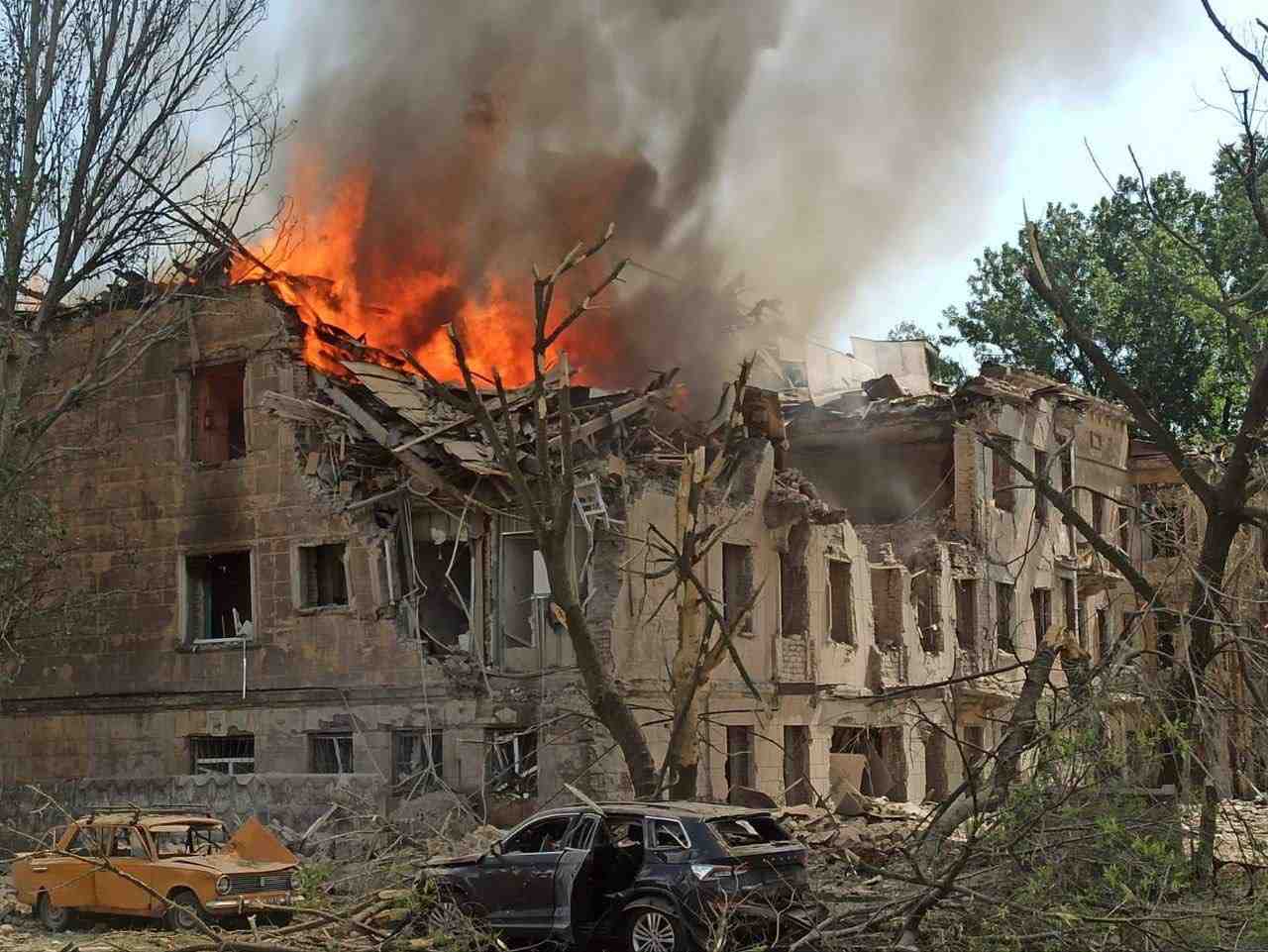 Une clinique lourdement touchee par un tir de missile russe, a dnipro, en ukraine