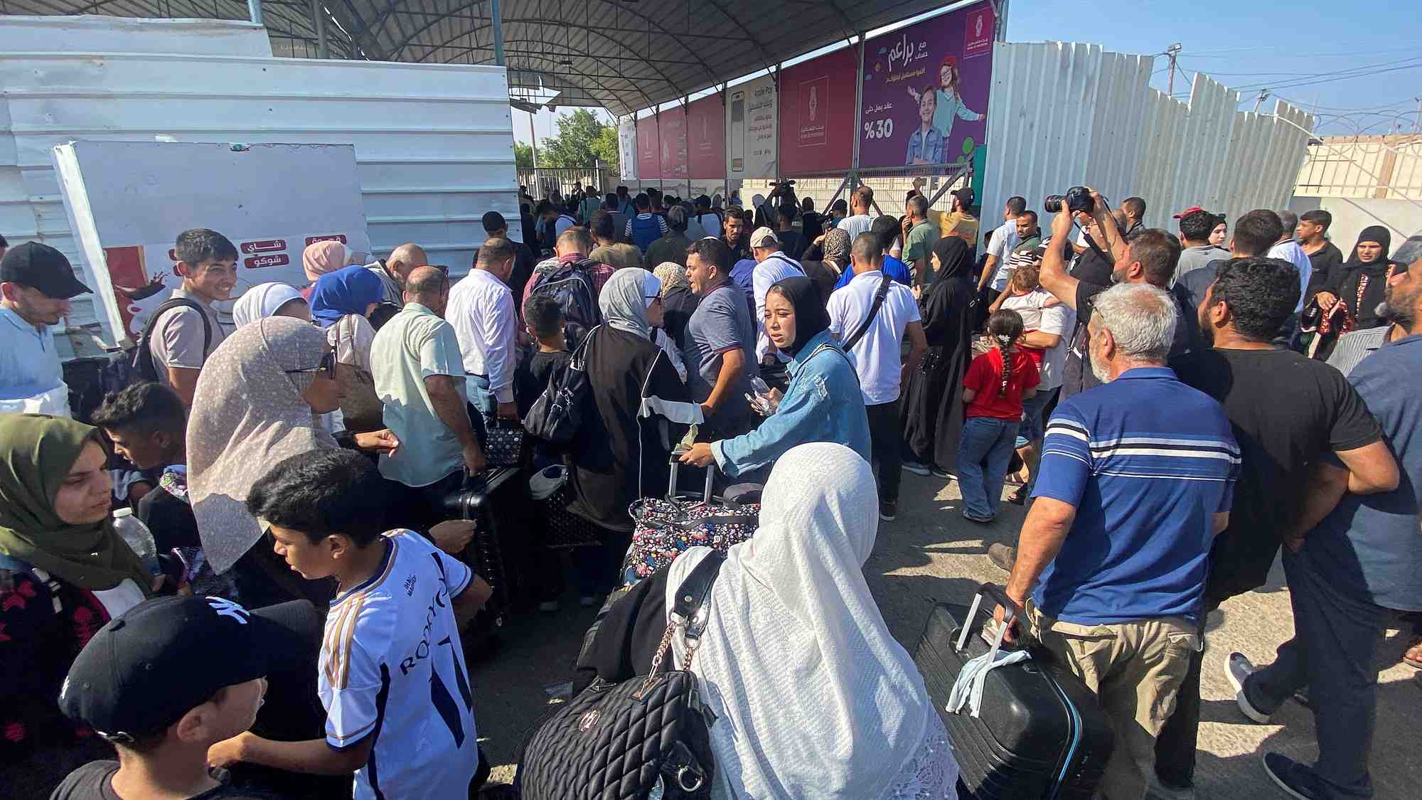 Des palestiniens qui ont la double nationalite au poste frontiere de rafah avec l'egypte