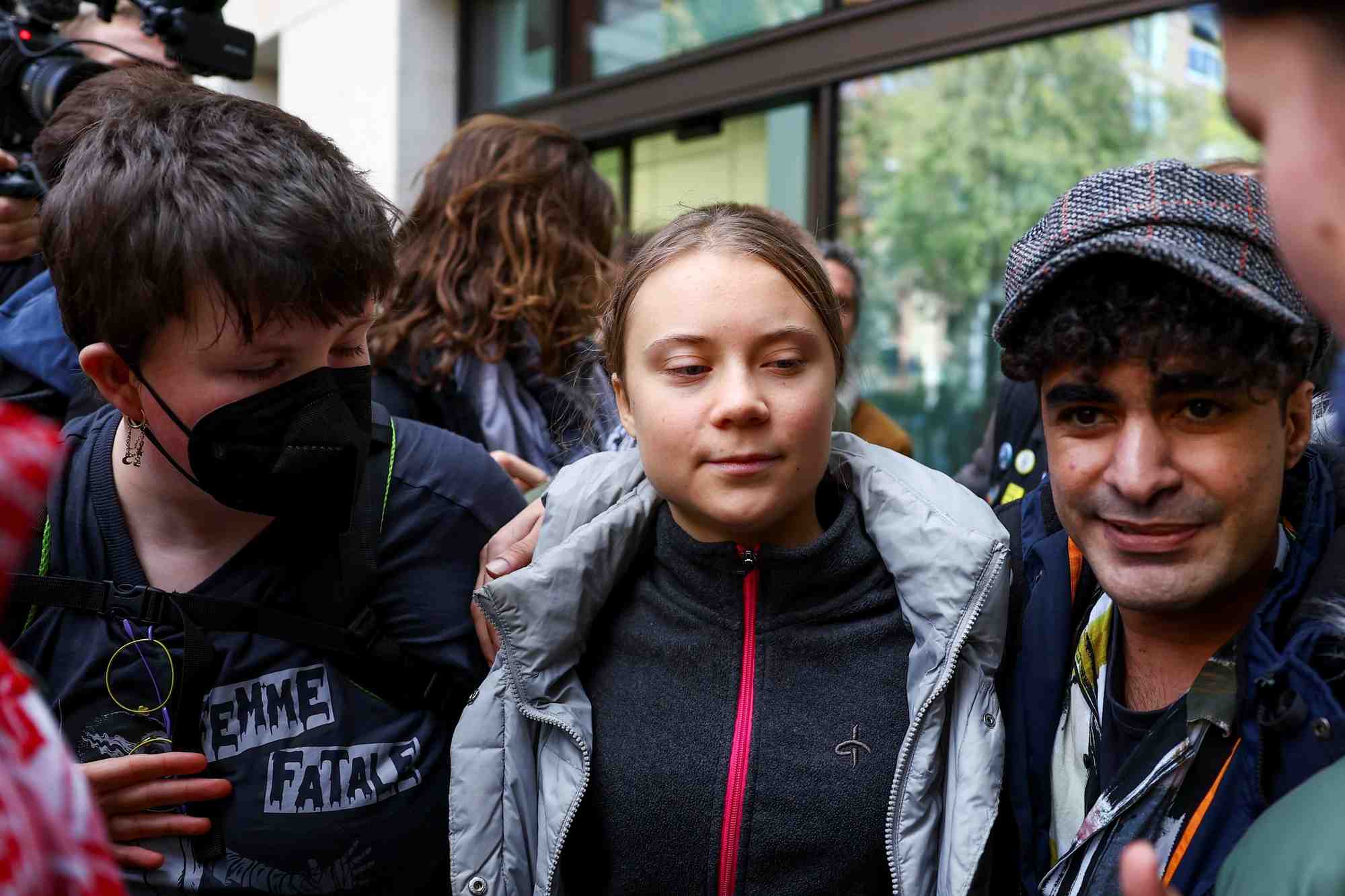 L'activiste climatique greta thunberg devant le tribunal de westminster a londres
