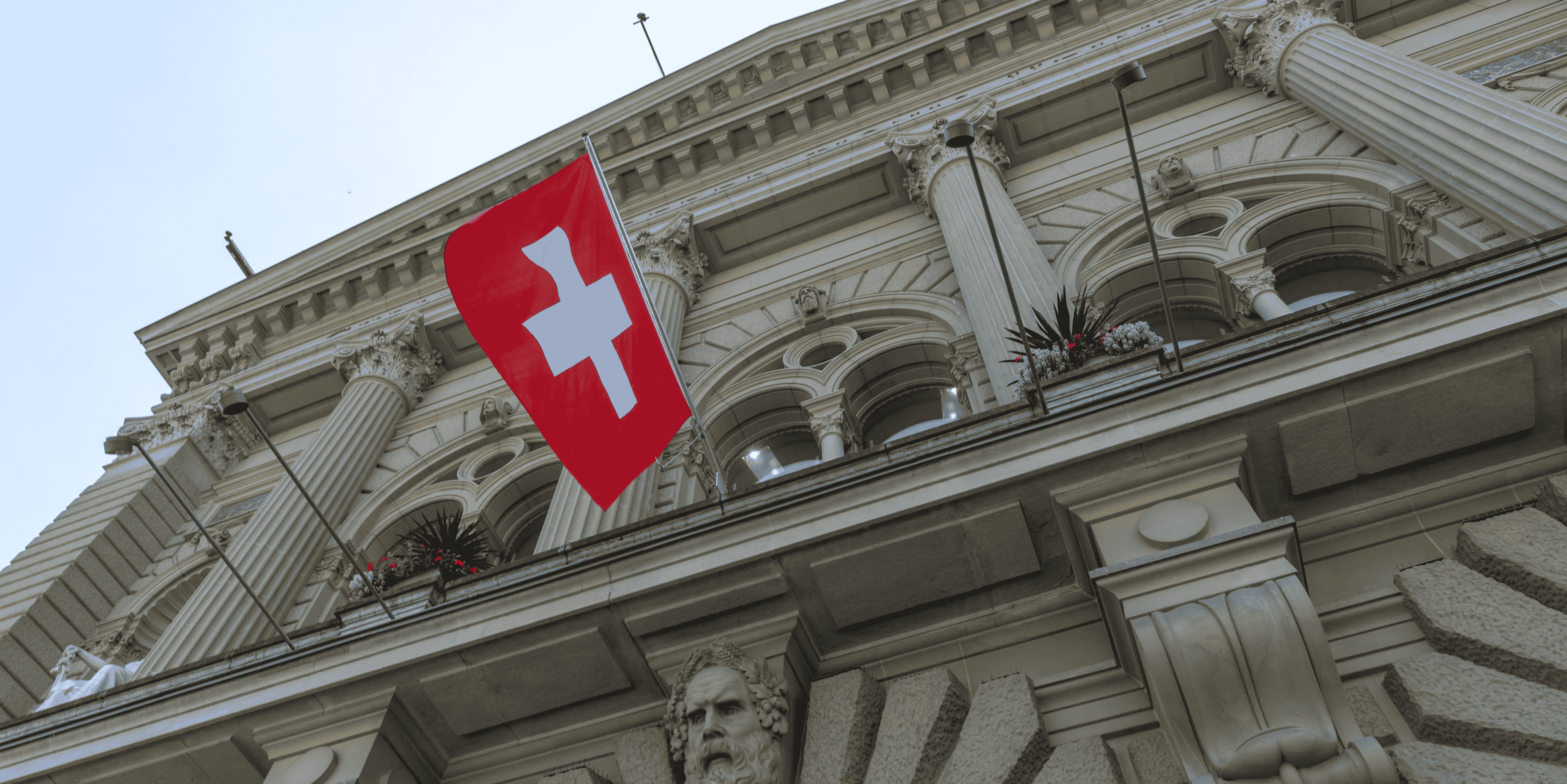 Le drapeau suisse, sur la facade du parlement a berne