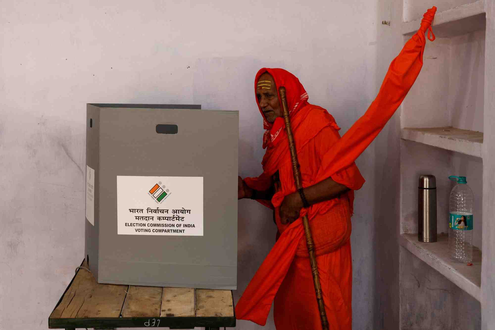 Un sadhu (saint homme hindou) vote dans un bureau de vote lors des elections legislatives indiennes a varanasi