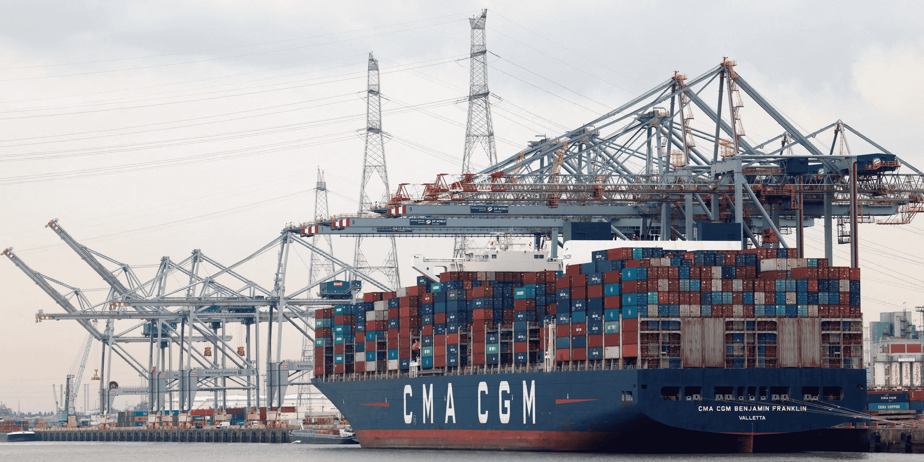 Le porte-conteneurs cma cgm benjamin franklin dans le port d'anvers