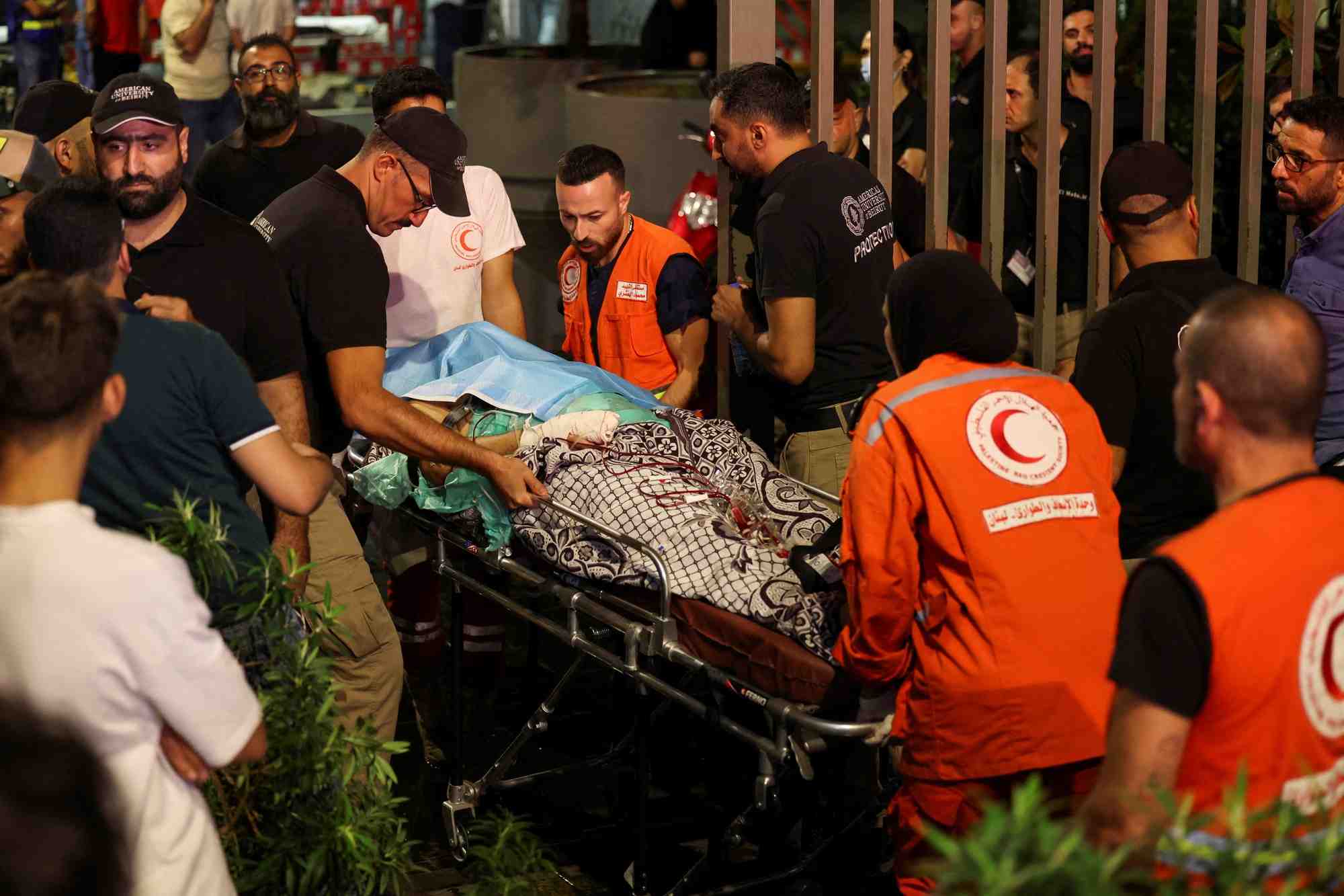 Une personne est transportee sur une civiere a l'exterieur d'un centre medical a beyrouth