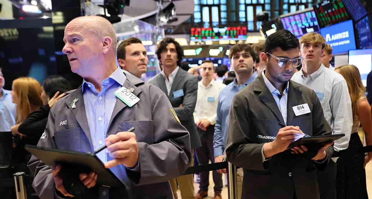 Des traders travaillent sur le parquet de la Bourse de New York pendant les échanges matinaux du 23 juin 2025 à New York.