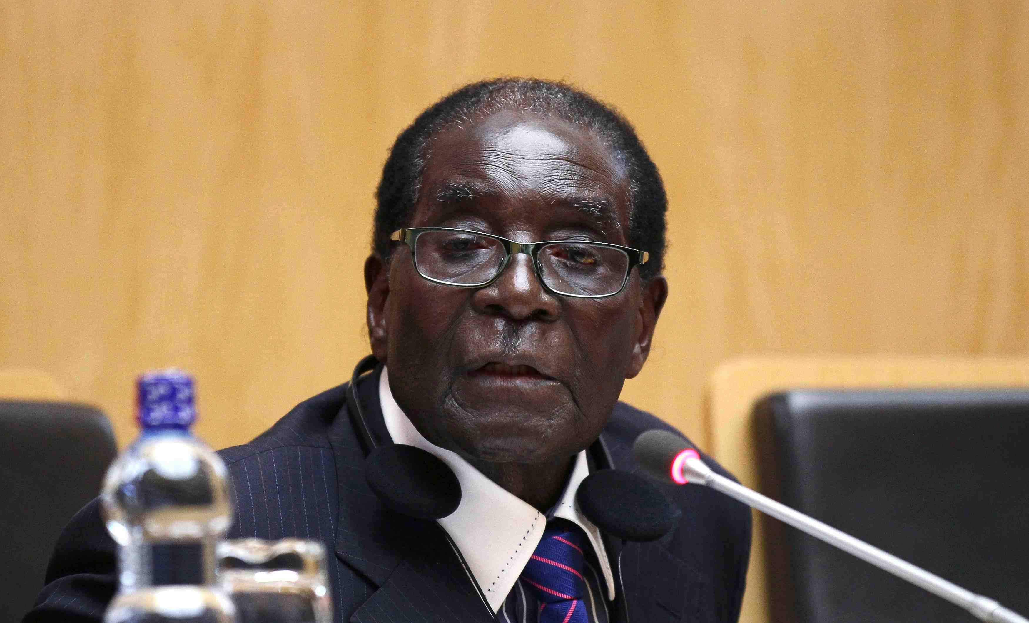L'ue maintient ses sanctions contre le president zimbabween