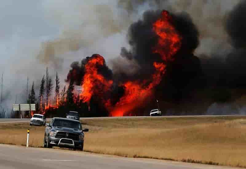 Le gigantesque incendie dans l'alberta s'intensifie encore
