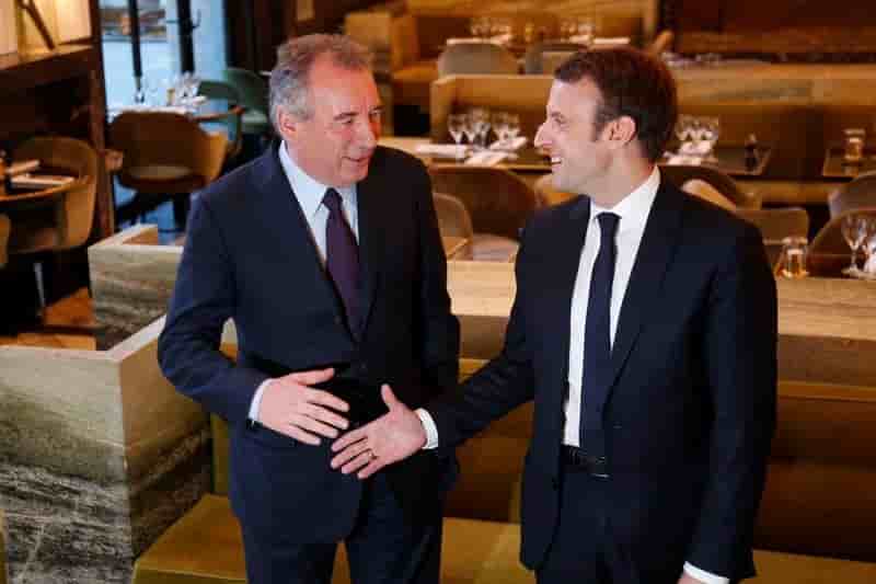 Bayrou reste au cote de macron