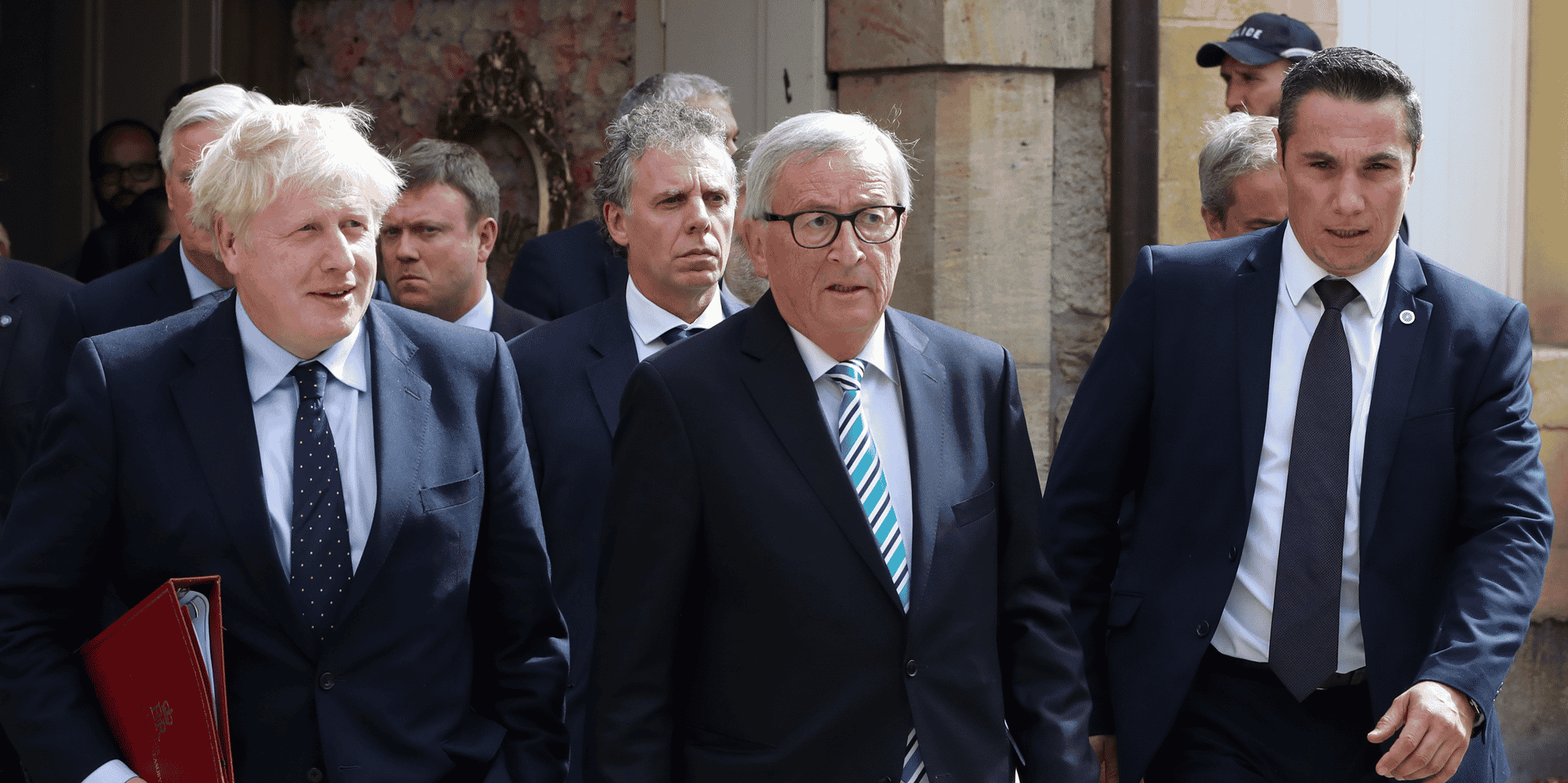 M. Juncker, qui avait appelé le Premier ministre britannique dans la matinée, a qualifié l'accord d'"équitable et équilibré".