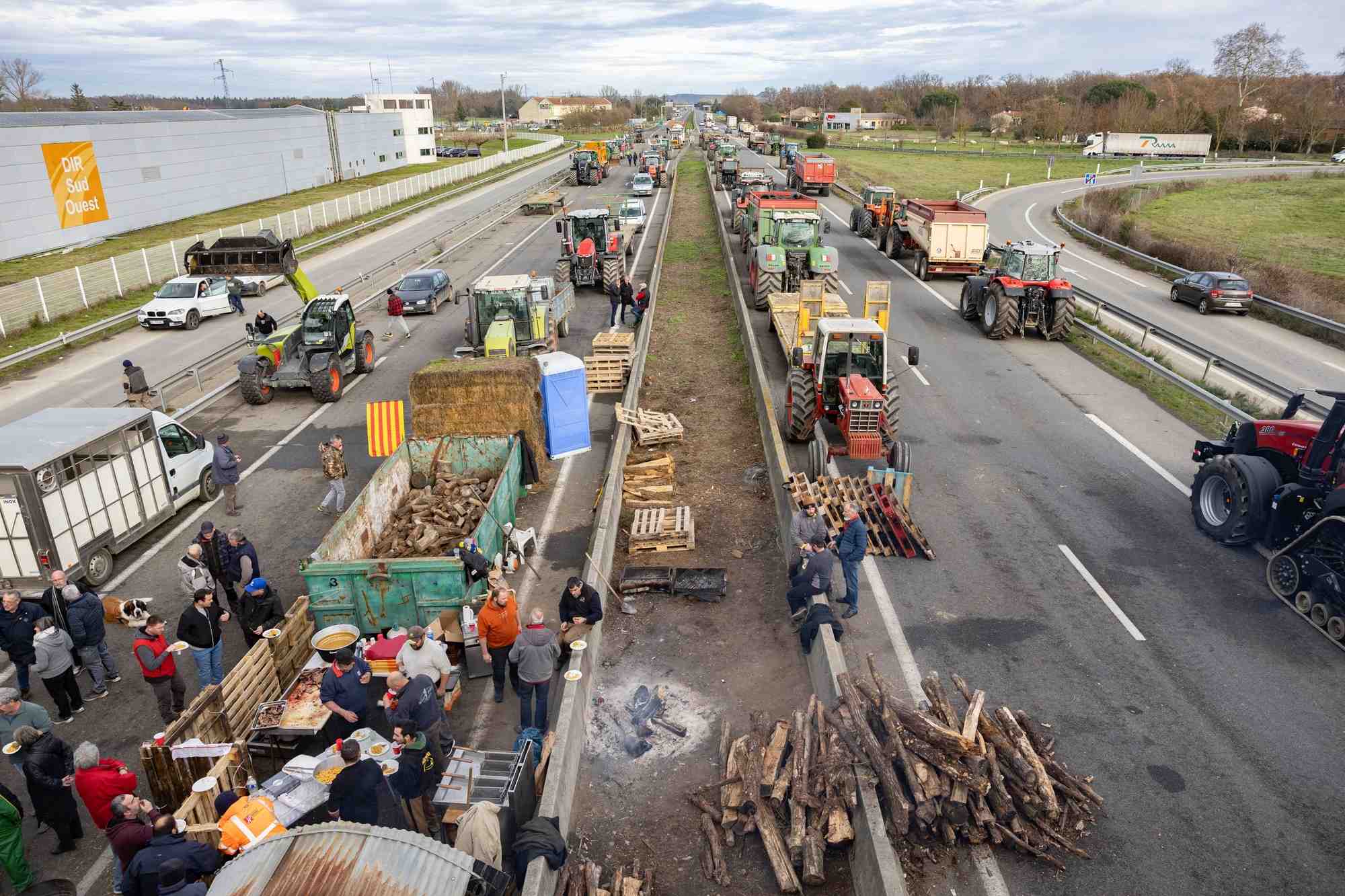 Les blocages se multiplient ces dernières heures, notamment en région Nouvelle-Aquitaine désormais.