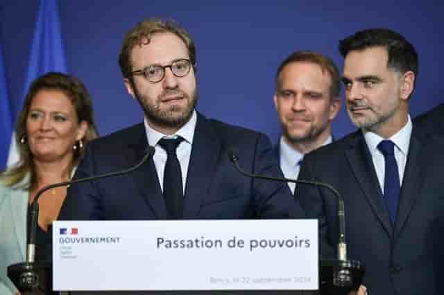 Antoine Armand et Laurent Saint Martin lors de la passation de pouvoir à Bercy dimanche 22 septembre.