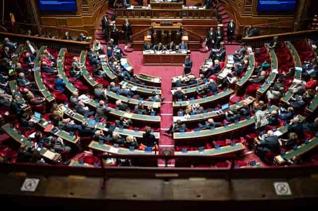 Les trois groupes de gauche (socialiste, écologiste, communiste), minoritaires, ont exprimé leur « colère » en quittant l'hémicycle.